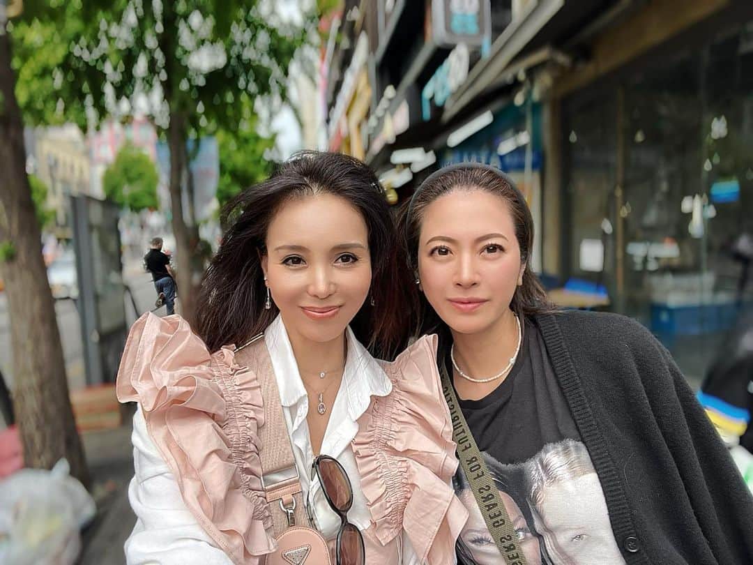 麻美さんのインスタグラム写真 - (麻美Instagram)「韓国🇰🇷着いたら @x.x.ryoco.x.x  飛んできてくれる💓 ． 頼もしいアテンド💓 りょうちゃんいなきゃ 韓国🇰🇷は無理💦 ． いつもありがとう😊 ． #family #sisters  #梨泰院 #love」5月7日 12時17分 - mami0s