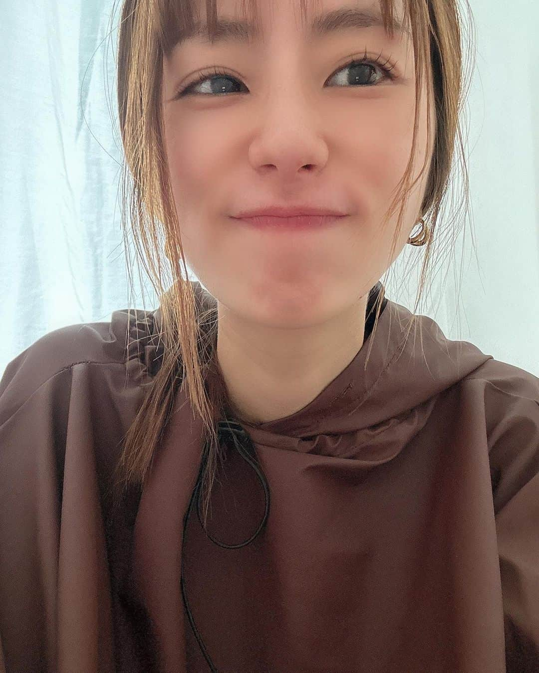 前田ゆうのインスタグラム：「よもぎ蒸しへ😆こないだストーリーでのせたら気になってくれた人も多かったみたい😊はじめてやったんやけど、いろんな漢方をブレンドしてくれてホルモンバランスだったり自律神経がととのったりするのとリラックス効果があるから夜もぐっすり眠れるようになるんだって😚 ゆうも行った日はいつも以上にコロっとねてしまった🙃🙂 メガネしてる写真が終わった後の写真やねんけど、ぽかぽかお風呂あがりみたいな顔してる^ ^ たくさん汗かいて気持ち良かった😊ハマりそう😍  場所は恵比寿にある　@koromaru_lavoratory  です😙」