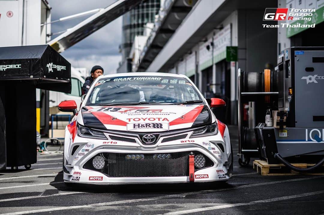 Toyota team thailandさんのインスタグラム写真 - (Toyota team thailandInstagram)「🚗🇹🇭TGRTT กับการป้องกันแชมป์โลกสมัยที่ 4 รายการมาราธอนสุดโหด 24 ชั่วโมง 51th ADAC 24h Race Nürburgring วันที่ 18-21 พฤษภาคมนี้ Nürburgring สนามแข่งขันในตำนานตั้งอยู่ที่เมืองนูร์เบอร์ก ประเทศเยอรมนี ที่นักแข่งและทีมแข่งรถยนต์ทั่วโลกอยากจะไปสัมผัสประสบการณ์ความท้าทาย ความหฤโหดและอันตรายเป็นอันดับต้นๆ ของโลก กับความยาวสนามกว่า 25 กม. 73 โค้ง  กับการครบรอบ 10 ปี ของทีมกับการเดินทางไปลงแข่งขันในสนาม Nürburgring สร้างผลงานและชื่อเสียงมากมายให้กับประเทศ ยกระดับวงการมอเตอร์สปอร์ตไทยให้เป็นที่รู้จักในระดับโลก TGRTT จะใช้รถ TOYOTA Corolla Altis GR Sports 2 คัน หมายเลข 119 ขับโดย arto, MadCow, Man, Ton และ 120 ขับโดย Jum, Hong, Kawamura ที่ในปีนี้จะมีทีมร่วมลงแข่งขัย 136 ทีมด้วยกัน ร่วมเป็นส่วนหนึ่งในความสำเร็จของคนไทยในวงการมอเตอร์สปอร์ตระดับโลก🇹🇭」5月7日 12時19分 - toyotagazooracingteamthailand