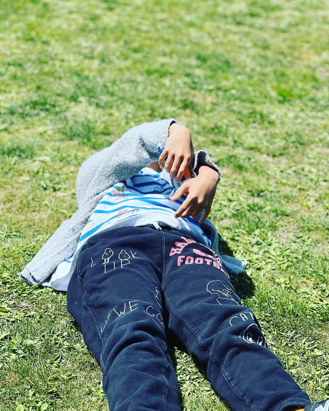 神崎恵のインスタグラム：「・ 今日は朝からTVのロケをしています。 昼休憩。 小旅行の写真を眺めています。 日帰りでも、どんな旅でも、 帰り道は名残惜しく、 初日のワクワクした時間が恋しくなります。 帰ったら帰ったで 「家最高〜。家一番〜。」 と思うのだけど。 いいお天気で、気持ちが良かった☀️ GW、いかがお過ごしですか？☺️」