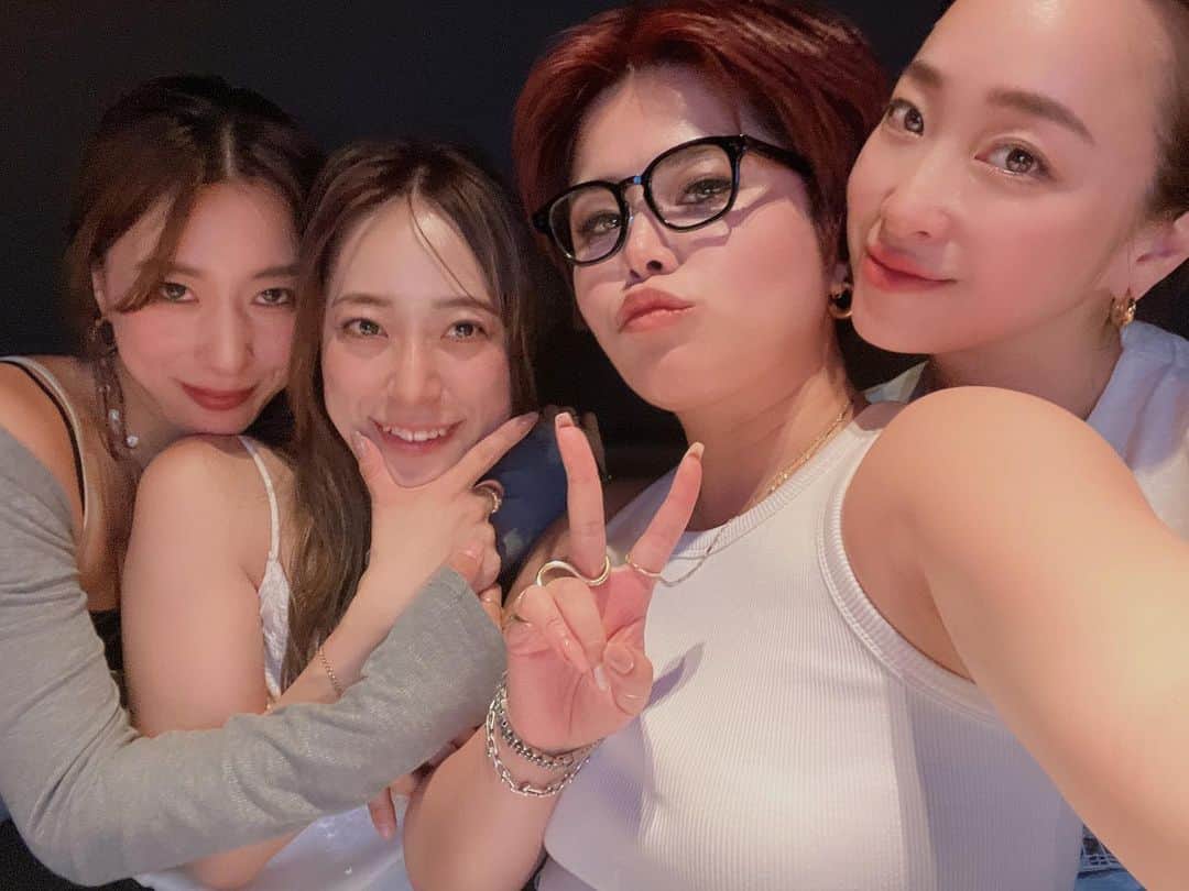 のインスタグラム：「⠀ 明るい時間から中2の男子みたいな話で 涙出るぐらい笑った日🌙  ⠀ 本当に楽しかったぁぁぁぁ。  牧姉もめめちゃんも萌子も盛れてるから 写真載せちゃうね🧏🏻‍♀️ @makichan.com222 @mei.sone @moeko_interior1989  #どないしを #私の格好がIWGPのキングって気付いた瞬間やばかった」