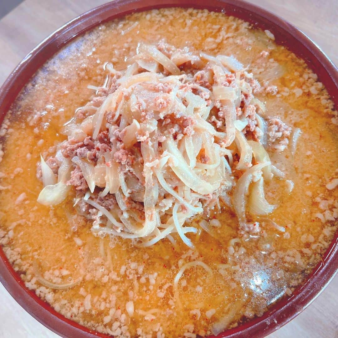 おごせ綾さんのインスタグラム写真 - (おごせ綾Instagram)「新潟上越の大人気店「食堂ミサ」さんのラーメンを、自宅でデカ盛りに❗️  強烈なにんにく × 濃厚味噌の破壊力抜群なミサさんのラーメンが、冷凍で簡単に再現できました😲  このパンチ力をこの量はさすがにやりすぎ…⁉  🔻過去動画🔻  上越の名店【食堂ミサ】味噌ラーメン5kg大食い https://youtu.be/Ww2sq57DBC4  @syokudoumisa1133  #食堂ミサ #ラーメン #新潟 #おごせ綾 #大食い #デカ盛り」5月7日 12時23分 - ogose0123