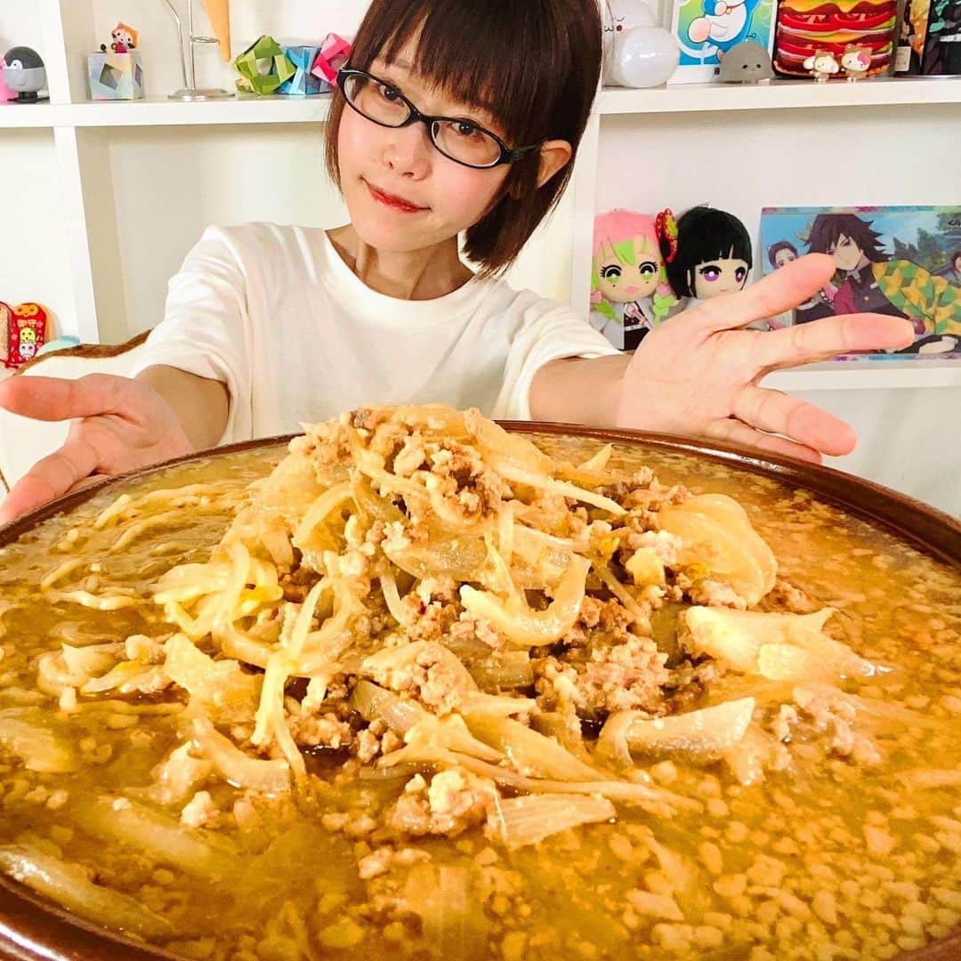 おごせ綾のインスタグラム：「新潟上越の大人気店「食堂ミサ」さんのラーメンを、自宅でデカ盛りに❗️  強烈なにんにく × 濃厚味噌の破壊力抜群なミサさんのラーメンが、冷凍で簡単に再現できました😲  このパンチ力をこの量はさすがにやりすぎ…⁉  🔻過去動画🔻  上越の名店【食堂ミサ】味噌ラーメン5kg大食い https://youtu.be/Ww2sq57DBC4  @syokudoumisa1133  #食堂ミサ #ラーメン #新潟 #おごせ綾 #大食い #デカ盛り」