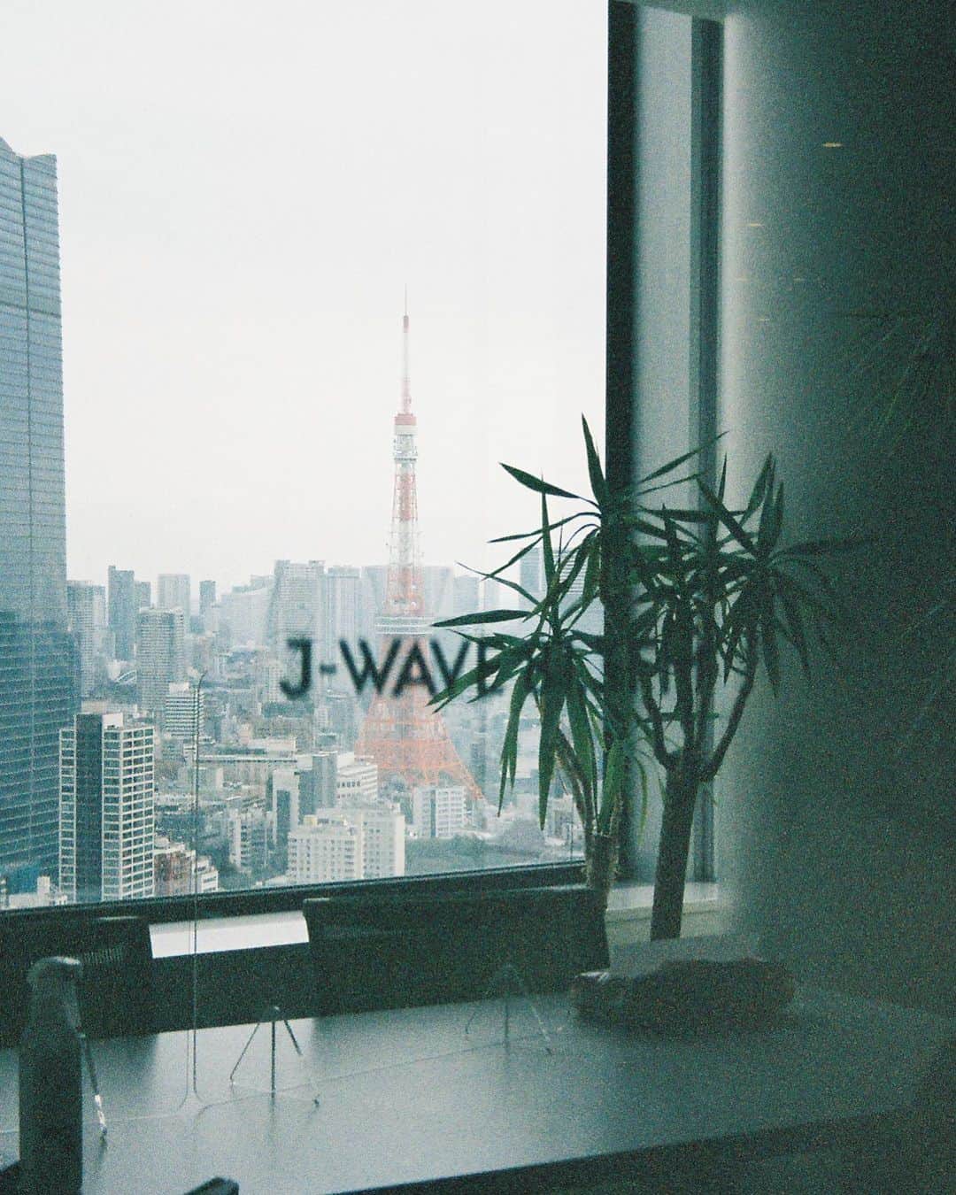小川紗良さんのインスタグラム写真 - (小川紗良Instagram)「大都会の上空から、田舎の思い出をお届けしたりしています。radikoでもどうぞ。 on J-WAVE ♩  #jwave #sky813 #acrossthesky #radio #radiko #ラジオ #六本木 #東京タワー」5月7日 12時32分 - iam_ogawasara