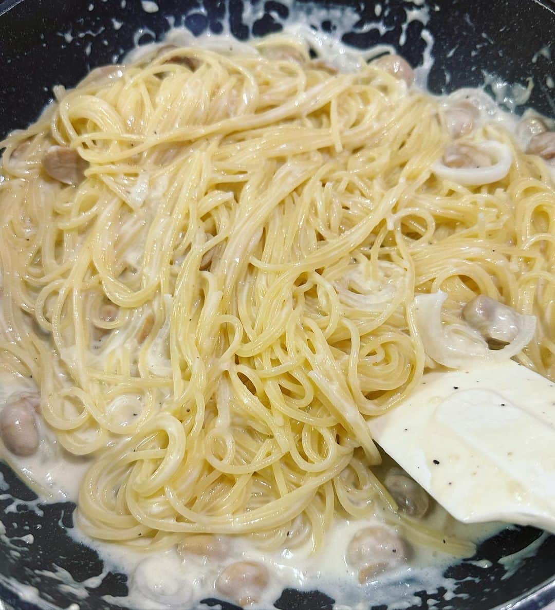 ハチミツ二郎さんのインスタグラム写真 - (ハチミツ二郎Instagram)「『ザ・スーパーマリオブラザーズ・ムービー』でマリオの家族が食べていたキノコのパスタを作ってみました。 レシピがあるワケじゃないけど多分こんな感じです。美味かった。  #thesupermariobrosmovie  #pasta」5月7日 12時25分 - jirohachimitsu