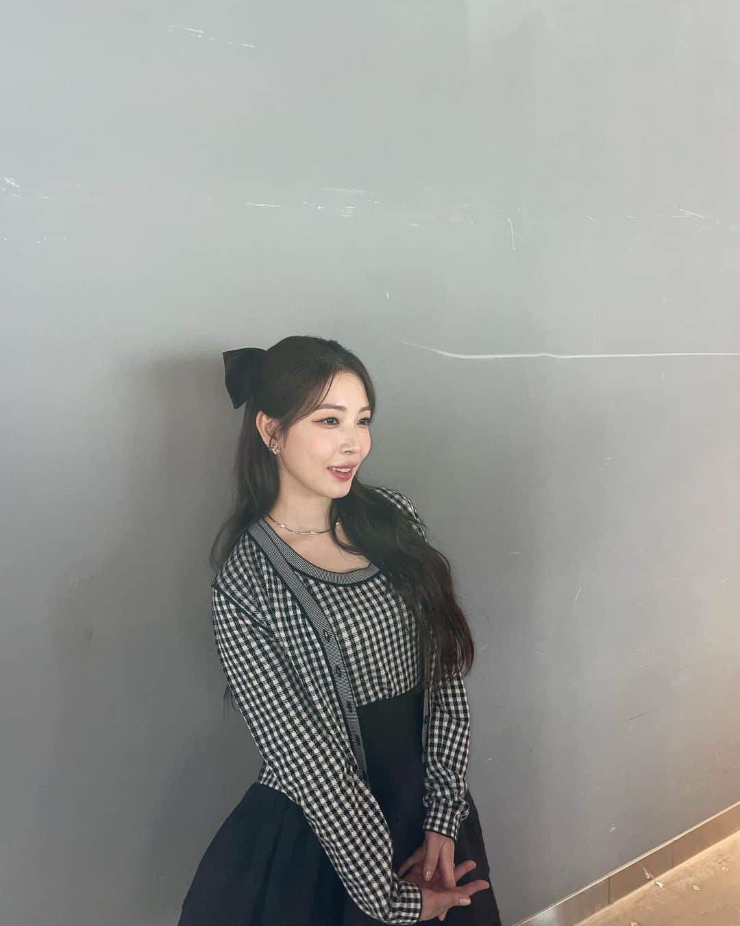 BoAのインスタグラム：「K-909 잼께 봤옹?? 리본느 보아 살포시 놓고 가~~🦵🦵🦵🦵」
