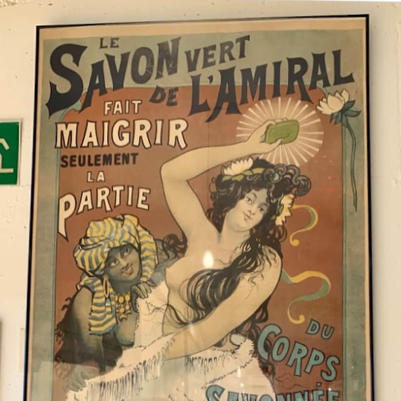 デヴィ・スカルノさんのインスタグラム写真 - (デヴィ・スカルノInstagram)「南フランスの街 「グラース」で  1926年に 誕生した 老舗の パフューマリー、 「フラゴナール」の "香水歴史工場"に 皆さまを ご案内いたしました。 フラゴナールは　自然香料を 活かした ナチュラルな 香りや、肌に優しい コスメ、 そして、商品の 可愛らしい パッケージ が 人気を呼び、パリをはじめ、フランス全土に 店舗を 広げています。 グラースは 南仏の 小さな街ですが、毎年、 世界中から 調香師が 修行に訪れる、 ”香水の都”です。「世界一人気」とも 言われる 「シャネル No.5」も グラースで 誕生しました。 ここには 世界中から 集められた 花の香料が 運ばれてきています。 日本からは 金木犀の エッセンスが 送られてきています。 ここグラースでは 花から生まれる 香水のみであり、 「JOY」 や 「GUERLAIN」 に見られる 麝香猫や  麝香鹿は 使われていません。 今回 訪れたのは 「フラゴナール香水歴史工場」と 併設の ブティックです。学びと ショッピングが 同時に 楽しめる、素晴らしさ。 観光客に 大人気の スポット です♡  建物の外観。南仏らしい 柔かな色味が 可愛らしい。  フラゴナールの 歴史にまつわる 展示物の数々。   古き良き時代を 偲ばせる ドレス。  エキゾチックな 石鹸の 宣伝ポスター。  温かみのある 花のイラスト。 商品パッケージに 反映されていますね♡  かなり間近で 香水・コスメの 製作過程を 見学することができます。 　 オシャレな ブティック♡ 　 数年ぶりに 訪れましたが、相変わらず  素敵な ところでした。香水の 良い香りに 包まれ、幸せなひと時を 過ごしました🌹✨」5月7日 12時29分 - dewisukarnoofficial