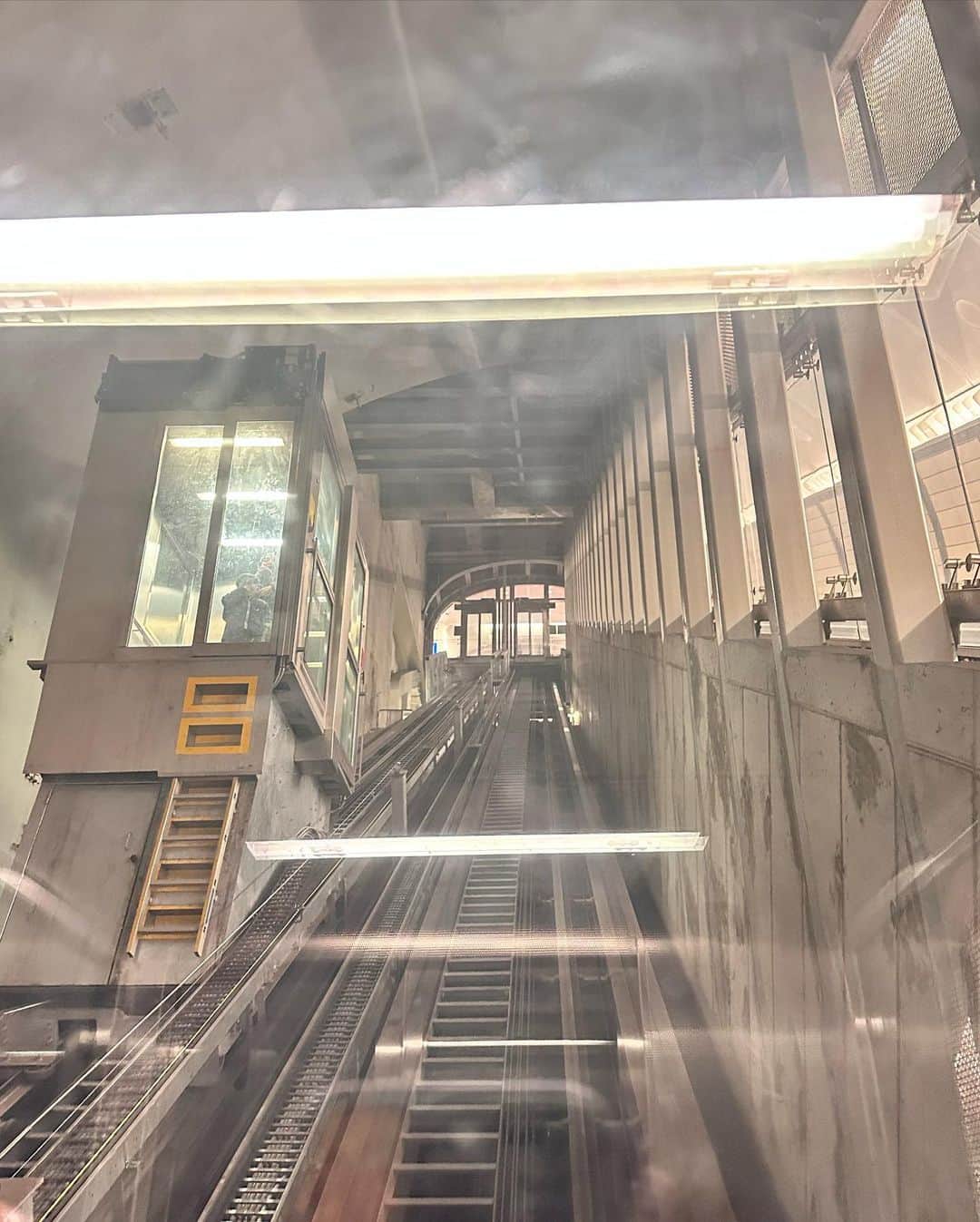 矢部あやさんのインスタグラム写真 - (矢部あやInstagram)「初めてハドソンヤード行ってきた！ 再開発されただけあってどこも綺麗だったよ〜 ゴルフの中継観てるの楽しそう⛳️ 駅のエレベーターがエヴァみたいだった もしかしたらジオフロントあるのかも • #newyork #hadsonyards #vessel」5月7日 12時30分 - yabe0622
