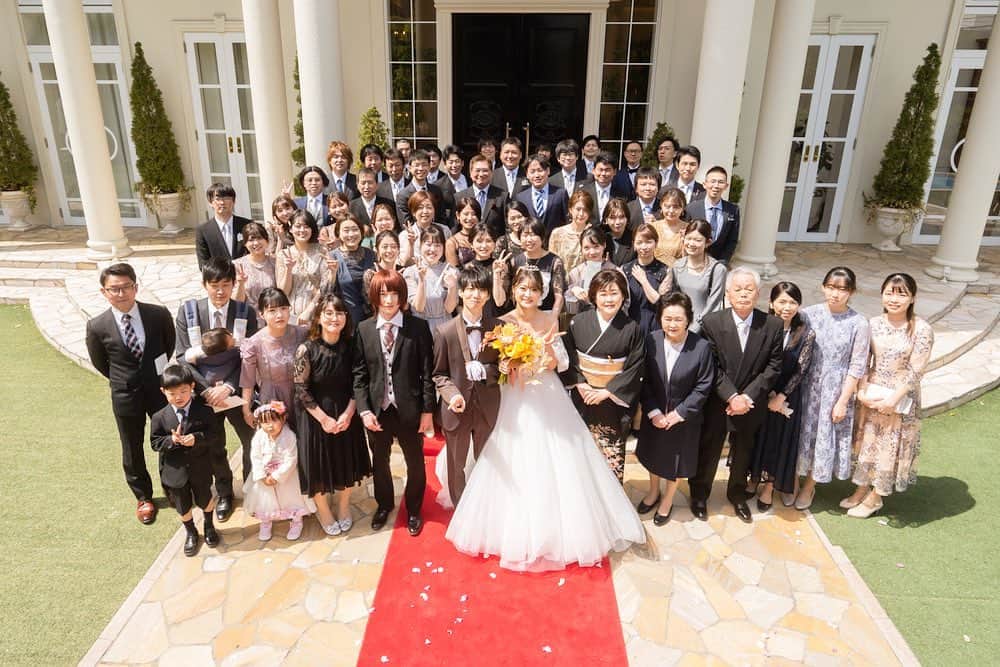 アーカンジェル 迎賓館　仙台のインスタグラム：「. . . 全員集合写真📸 . . . 白の邸宅を背景にガーデンでの全員集合写真！ . . アーカンジェル迎賓館は敷地内全て貸切でお過ごしいただけるので　いつどこでお写真を撮っても大丈夫◎ . . フォトスポットがたくさんです🏰 . . . . #アーカンジェル迎賓館仙台 #アーカンジェル迎賓館 #テイクアンドギヴニーズ  #tg花嫁 #仙台花嫁  #プレ花嫁 #weddingphoto #ガーデンウェディング  #ナチュラルウェディング #入籍  #仙台結婚式場  #式場探し」