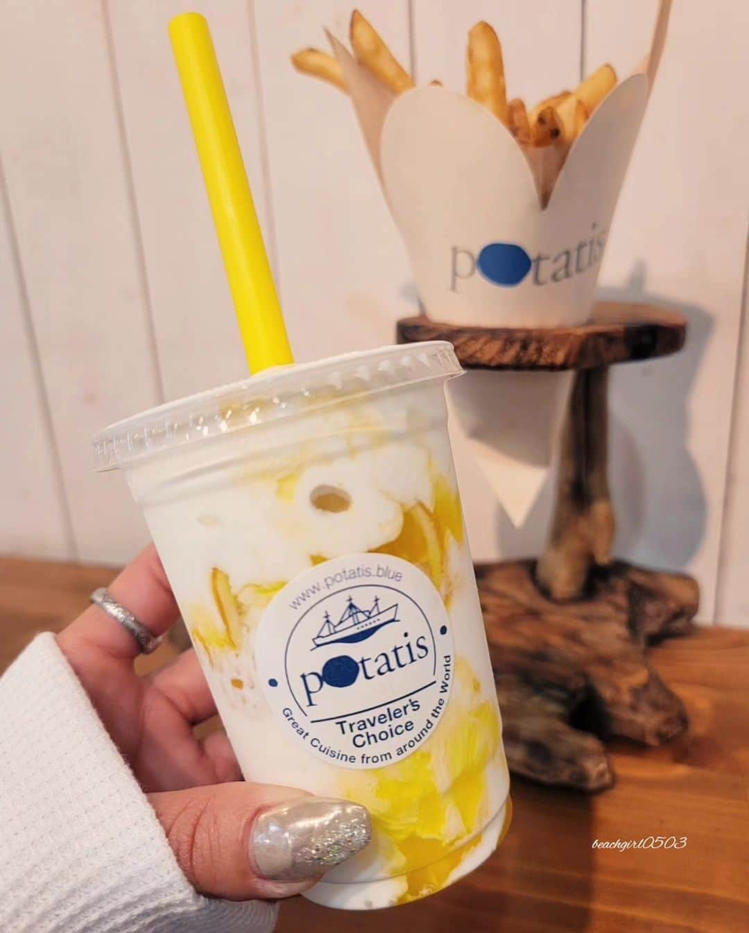 𝑵𝒐𝒓𝒊のインスタグラム：「.⁡ ⁡.⁡ ⁡.⁡ ⁡.⁡ ⁡.⁡ ⁡行ってみたかった @potatis_blue ⁡⁡ ⁡.⁡ ⁡.⁡ ⁡.⁡ ⁡.⁡ ⁡.⁡ ⁡道中シェイクの𝐅𝐥𝐚𝐯𝐨𝐮𝐫を何にしようか散々悩んでたけど⁡⁡ ⁡お店に着いて𝐍𝐄𝐖の𝐋𝐞𝐦𝐨𝐧の文字を見た瞬間即決😂⁡ ⁡.⁡ ⁡.⁡ ⁡.⁡ ⁡.⁡ ⁡.⁡ ⁡.⁡ ⁡シェイクもポテトもめっちゃ美味しかった😍⁡ ⁡連れてってくれてありがとう🙏🎶⁡ ⁡.⁡ ⁡.⁡ ⁡.⁡ ⁡.⁡ ⁡.⁡ #shake ⁡#shonan #frenchfries #lemon⁡ #potatis ⁡#drive #foodstagram #foodpics⁡ #cafe #cafelover⁡ ⁡⁡#instafood #kamakura ⁡#湘南 #七里ヶ浜 #鎌倉 #ドライブ #休日⁡ ⁡#シェイク #フライドポテト #専門店 #おやつ ⁡ #新作 ⁡#レモン ⁡#美味しい #ヨーグルト #ハッピー⁡ ⁡#食べスタグラム #カフェ巡り #ポテト  #カフェ活 ⁡ ⁡」