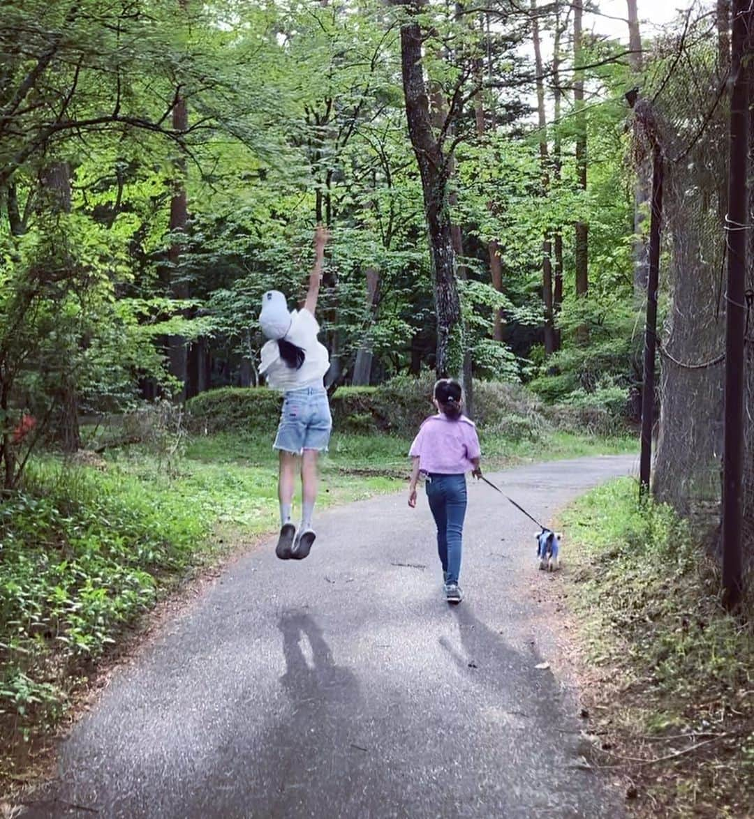 川江美奈子さんのインスタグラム写真 - (川江美奈子Instagram)「・ 一泊 富士山の近くで過ごしました。  レ、って書いてあるねぇ  と何度も見上げながら。 犬は風のように野原を駆けめぐり、人間は何十年ぶりにテニスなど。  それにしても、何曜日でも何時に寝ても家でも宿泊先でも、なぜか毎日5：37にバキーンと目が覚める私、不思議。体内時計？腹時計？？ アラームに負けたくないみたい。  #帰りの雲は絵画みたいだった」5月7日 12時34分 - minakokawae