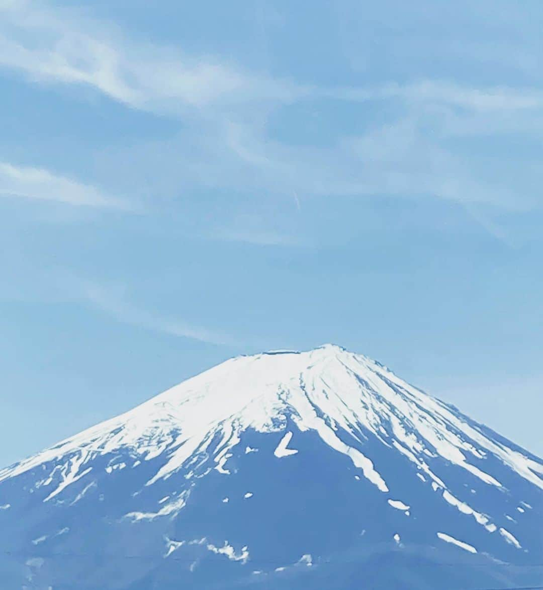 川江美奈子さんのインスタグラム写真 - (川江美奈子Instagram)「・ 一泊 富士山の近くで過ごしました。  レ、って書いてあるねぇ  と何度も見上げながら。 犬は風のように野原を駆けめぐり、人間は何十年ぶりにテニスなど。  それにしても、何曜日でも何時に寝ても家でも宿泊先でも、なぜか毎日5：37にバキーンと目が覚める私、不思議。体内時計？腹時計？？ アラームに負けたくないみたい。  #帰りの雲は絵画みたいだった」5月7日 12時34分 - minakokawae