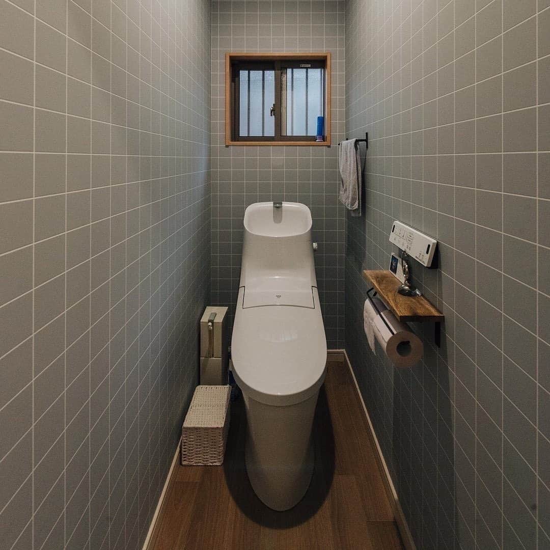 renovation_allhouseのインスタグラム：「【水回りも一新】 お風呂はちょっぴり広めの1717サイズ。 洗面所も少し拡張して、メイク＆収納スペースに。 リンナイ株式会社のガス衣類乾燥機「乾太くん」を導入したことが、奥様的に満足度がかなり高いそうです＾＾  トイレ：LIXIL アメージュZAリトイレ トイレ壁クロス：リリカラ LV-3246 トイレアクセントクロス：施主支給 トイレ床クッションフロア：サンゲツ　HM-10007（廃番） 洗面化粧台：TOTO オクターブ 扉カラー：ロイダルブラウン 洗面所壁クロス：リリカラ LV-3331 洗面所床クッションフロア：サンゲツ HM-10089 ユニットバス：TOTO サザナ（1717） アクセントパネル：ファルティウッド  ・・・・・・・・・・・・・・・・・  more　→　 @renovation_allhouse  ・・・・・・・・・・・・・・・・・  #近居リノベーション #トイレインテリア #洗面所インテリア #洗面所収納 #乾太くん #ユニットバス #子どものいる暮らし #広島の工務店 #広島ママ #広島パパ #戸建リノベーション #オールハウスリノベーション #コダリノ広島 #インテリアコーデ #リノベーション住宅 #中古リノベーション #マイホーム計画 #リノベーション計画 #リノベーション事例」