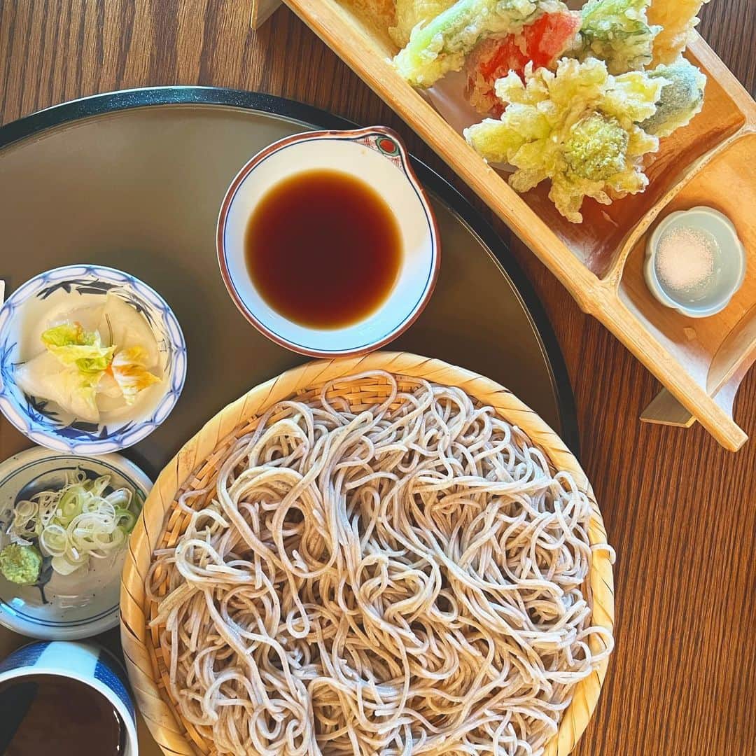 八角瑛子のインスタグラム：「茨城で食べたお蕎麦o(^-^)o 山菜の天ぷらおいしかった~🌿🍤  たくさん並びました💪  #茨城旅行 #茨城グルメ #つくばグルメ #茨城そば #筑波山 #筑膳」
