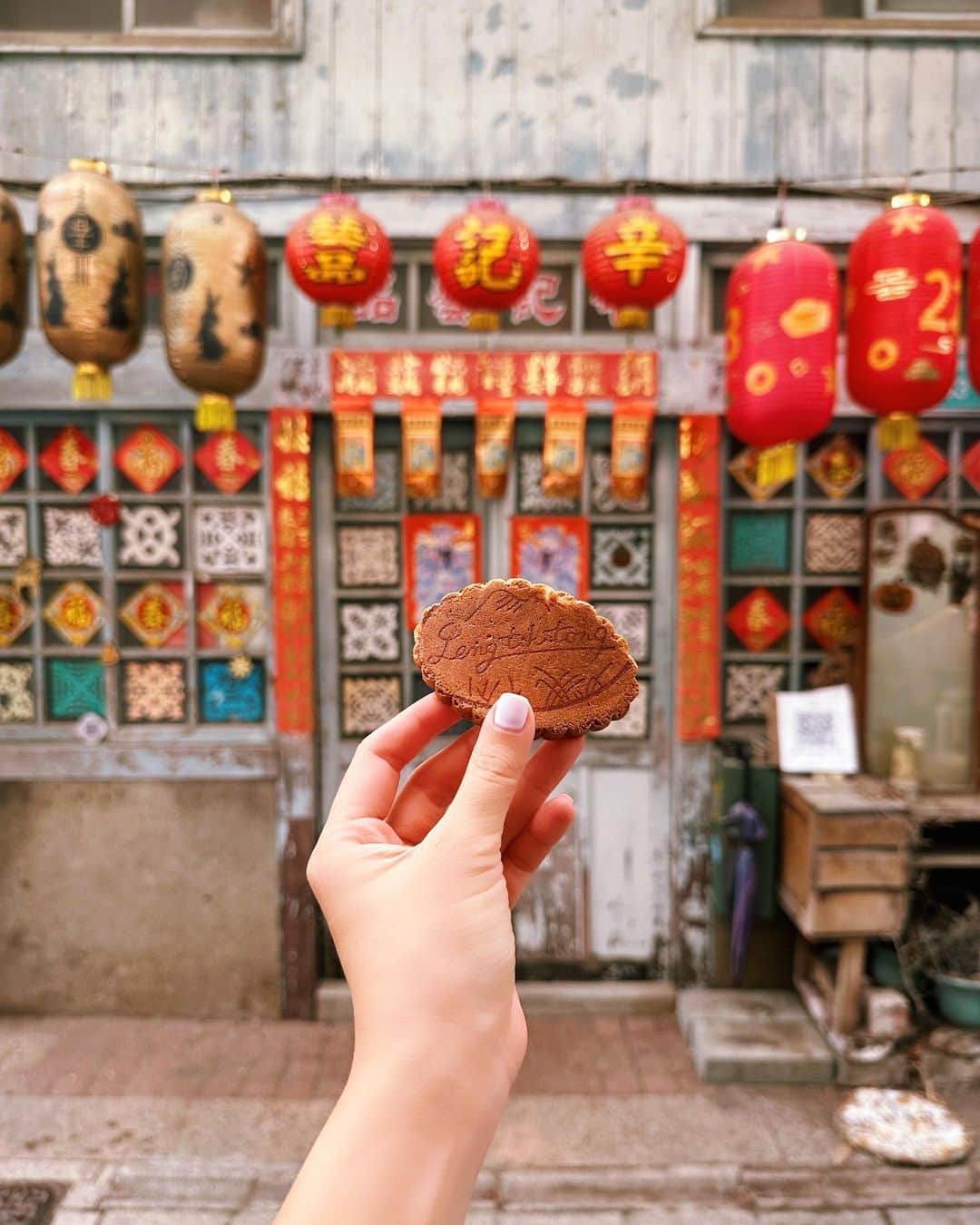 Girleatworldのインスタグラム：「Tainan is the oldest city in Taiwan, first established during the Dutch colonization era in the 1600s. From then on, it was known as the ancient capital city of Taiwan. It continues to hold the title of the capital city for over 200 years, until the 18th century when the capital was moved to Taichung and then to Taipei, where the capital city currently sits.  This is egg cookie from Leng Tih Tong, a local cookie maker that has been operating for a long time in Tainan - since the Japanese occupation days. On the first bite, this cookie tasted very nostalgic to me. And then, I realized why – it’s because the egg cookies taste pretty much identical to fortune cookies 😆🥠  On my visit to Taiwan a few weeks ago, I got to spend two days in Tainan! Check out my blog to see what you can do there」