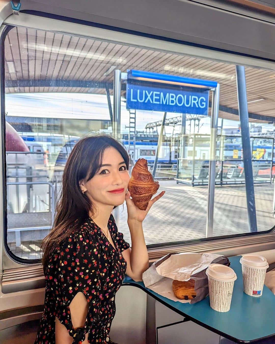 石井里奈さんのインスタグラム写真 - (石井里奈Instagram)「ルクセンブルク🇱🇺→ブリュッセル🇧🇪✨ . は列車で移動✨3時間半ぐらいで2等車でだいたい1人4千円で移動できます✋今回の旅は飛行機とホテルはほぼ全てポイントでとってます✨ . ルクセンブルクの中でも有名な王室のパティスリーが @oberweis_luxembourg 🍫🩷　本当に美味しくてカフェも行ったのですが、朝ルクセンブルク駅でクロワッサンを買って🥐💕 . とっても大きいし、美味しくて列車の景色を見ながら食べるの最高！ パンオショコラもおすすめ！チョコが美味しいからね🍫 . dress... @rouje  . #rouje #luxembourg #ルクセンブルク #列車旅 #クロワッサン #チョコレート #oberweis #チョコ好き #croissant #パン好き #列車 #観光 #タビジョ」5月7日 12時36分 - ri7tin1025