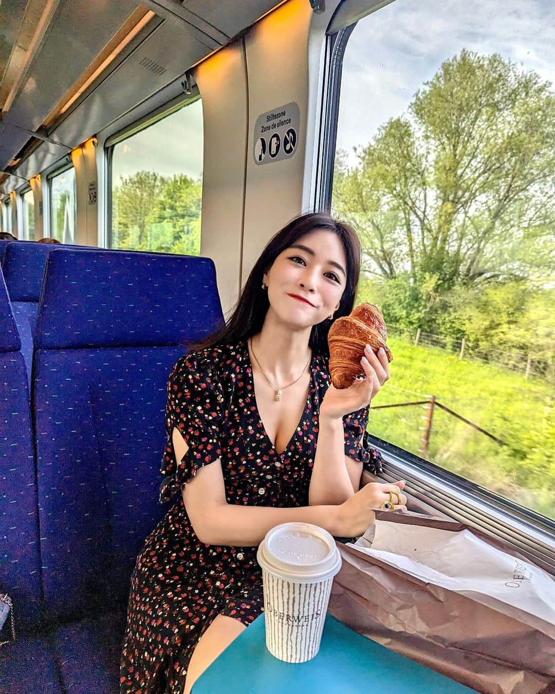 石井里奈さんのインスタグラム写真 - (石井里奈Instagram)「ルクセンブルク🇱🇺→ブリュッセル🇧🇪✨ . は列車で移動✨3時間半ぐらいで2等車でだいたい1人4千円で移動できます✋今回の旅は飛行機とホテルはほぼ全てポイントでとってます✨ . ルクセンブルクの中でも有名な王室のパティスリーが @oberweis_luxembourg 🍫🩷　本当に美味しくてカフェも行ったのですが、朝ルクセンブルク駅でクロワッサンを買って🥐💕 . とっても大きいし、美味しくて列車の景色を見ながら食べるの最高！ パンオショコラもおすすめ！チョコが美味しいからね🍫 . dress... @rouje  . #rouje #luxembourg #ルクセンブルク #列車旅 #クロワッサン #チョコレート #oberweis #チョコ好き #croissant #パン好き #列車 #観光 #タビジョ」5月7日 12時36分 - ri7tin1025