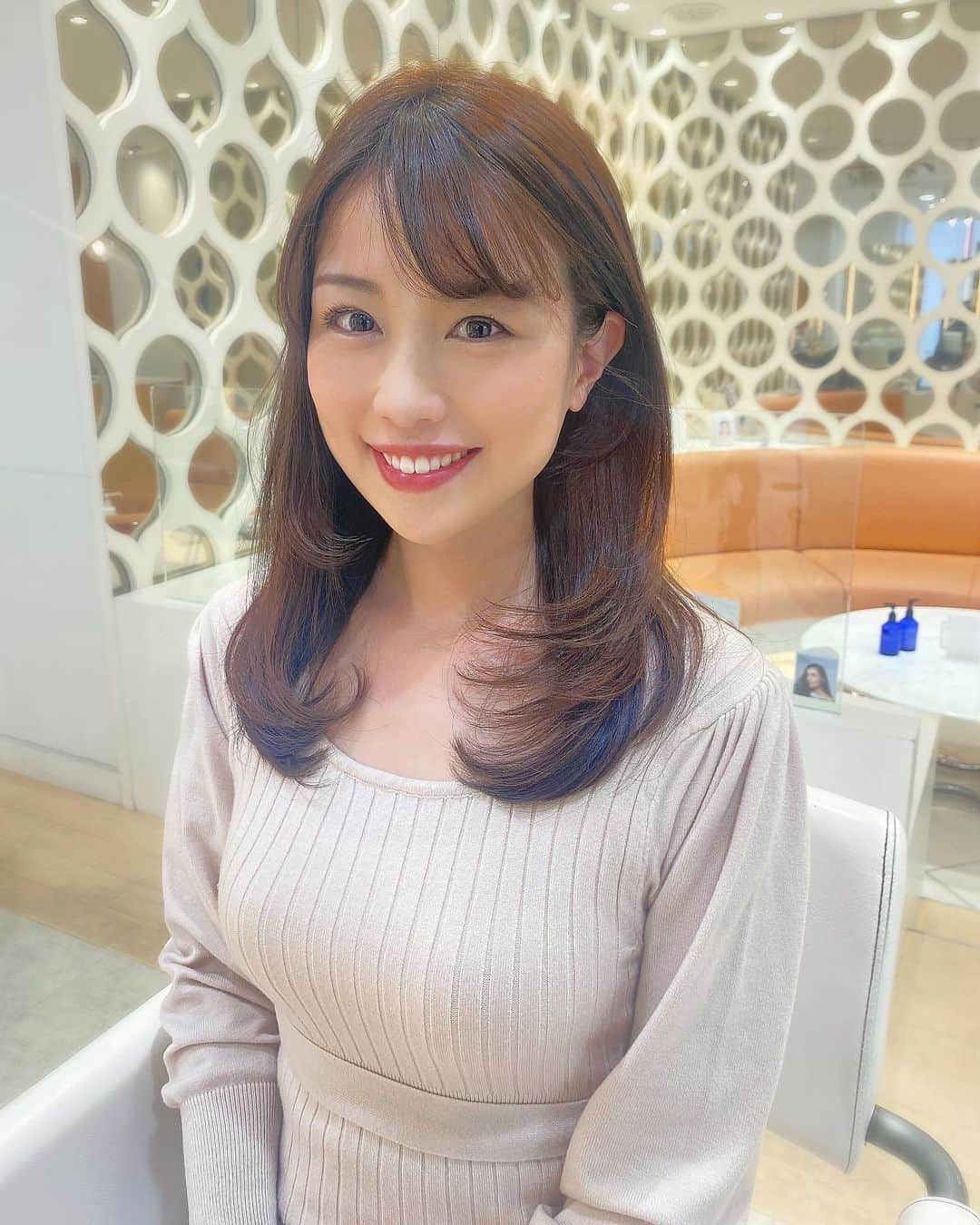 道岡桃子さんのインスタグラム写真 - (道岡桃子Instagram)「Haircut💇‍♀️  フワッとしていただきました✨  どうでしょうか！？💕  @momoko_ana   #アナウンサー  #アナウンサー衣装  #フリーアナウンサー  #ゆる巻き  #ゆる巻きロング  #ワンカール  #ロングヘア  #表参道美容室 #やっと投稿できた」5月7日 12時44分 - momoko_ana