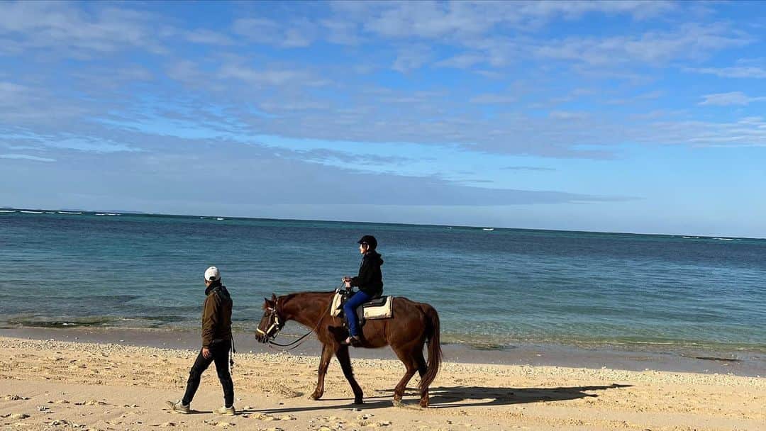 YUKI TAKESHIMAさんのインスタグラム写真 - (YUKI TAKESHIMAInstagram)「@kiitos.__magazine  星のや旅連載vol.3 @hoshinoresorts.official 星のや沖縄レポート3  1〜3 かつて読谷村には沖縄で最も広い乗馬場があり琉球競馬が盛んだったそうです。 馬の優雅に歩くリズムと海沿いの景色を眺めながら初めての乗馬、心地良い体験でした。  4 乗馬後のスキンシップ🫶優しくしてくれてありがとう🐴言葉は違っても心は通じ合えるはず  5 部屋の土間ダイニングで 好きな時間に出来たてを味わえるギャザリングサービス  6 月光を一晩中浴びる贅沢な時間✨🌕  7 星のや沖縄のシンボル 『グスクウォール』はエキゾチックな外壁でその内側に客室があります。 低層な客室棟は海岸線に沿って細長く配置されて いるから夜のお散歩を充分楽しめる  8 壮大な星空⭐️  9、10 kiitos vol27 4/25 発売  #星のや沖縄  #初乗馬 #馬とスキンシップ #ギャザリングサービス #月光浴 #グスクウォール #自然と触れる旅  #yuki旅」5月7日 12時44分 - yukimake