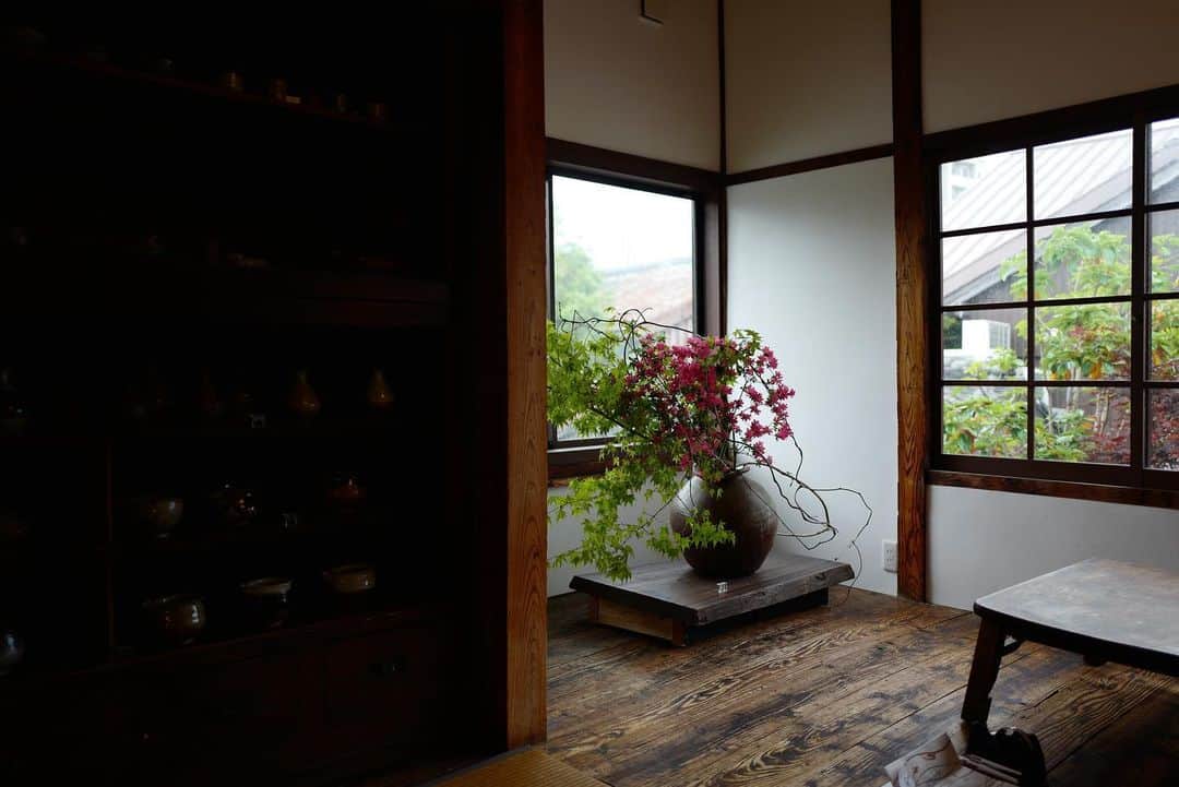 行方 久子 Hisako Namekataのインスタグラム：「. 唐津やきもん祭りが終わってしまった。また来年を楽しみに🙏🏻  @masahiro_kishida_ さんの展示、細部までとても美しかった。  生まれたての赤ちゃん👶も会場でお迎えしてくれてほっこり。」