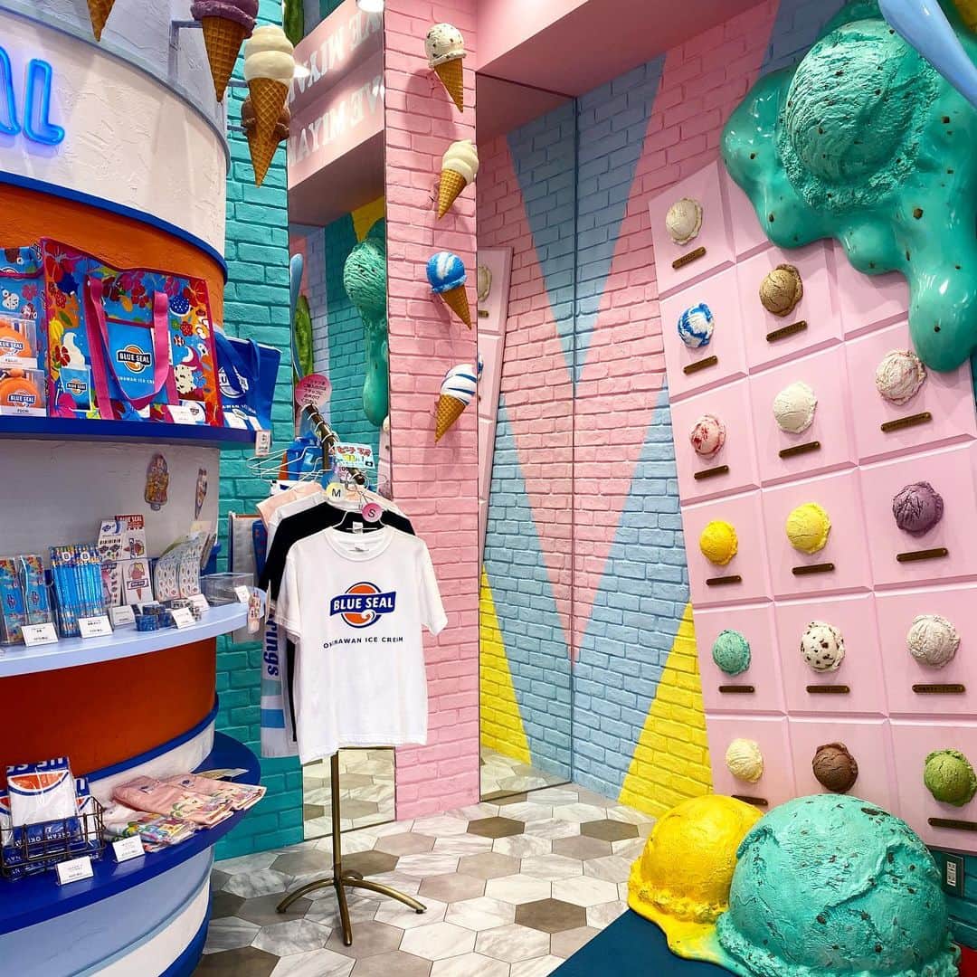 岩崎静羅さんのインスタグラム写真 - (岩崎静羅Instagram)「☺︎ 沖縄のアイスといえば。。 ✨ブルーシール🍨✨  宮古島にもたくさん店舗があって 美味しいアイスが楽しめます！ 店舗によって内装が違って 特にアイス愛の溢れてるパイナガマ店をピックアップ♡  どこもかしこも（トイレまで）ポップなアイス装飾が施され 店内はフォトスポットだらけ！一緒に撮れるアイテムもあるからこれは人気出るのわかるわ^ ^  メニューは シングル　380円 ダブル　　640円 カップかコーンか選べます！ ソフトクリームやクレープもあるのでぜひお試しあれー✨  【オーダー内容】 ¥380  ーーーーーーーーーーーーーーーーー ブルーシール宮古島パイナガマ店 @blueseal_painagama  宮古島市平良久貝654-23 0980-79-0310  駐車場あり　5台くらい ーーーーーーーーーーーーーー  #宮古島大使のせいらです  #宮古島 #宮古島カフェ #宮古島観光  #宮古ブルー #miyakojima #沖縄 #沖縄アイス #ブルーシール  #アイスクリーム #フォトスポット」5月7日 12時45分 - seeeeiiiiraaaa