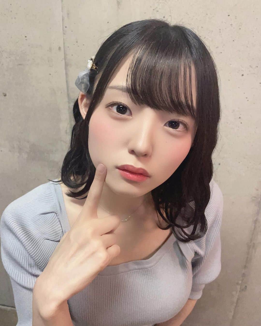 花咲ひよりのインスタグラム：「•  　　 新しい髪飾りなんだ〜　　 　　 皆に褒めて欲しくて朝から頑張って買いに行ったの！どうかな、？　　 　　 　　 　　 　　 　　  #アイドル #アイドル衣装 #アイドル前髪 #アイドルヘア #アイドルメイク #黒髪 #黒髪ボブ #黒髪ミディアム #黒髪女子 #ぼぶ#ボブ #ボブアレンジ #巻き髪 #ヘアアレンジ #ゆる巻き #ウェーブ巻き #セミロング #ワンピース #髪飾り」