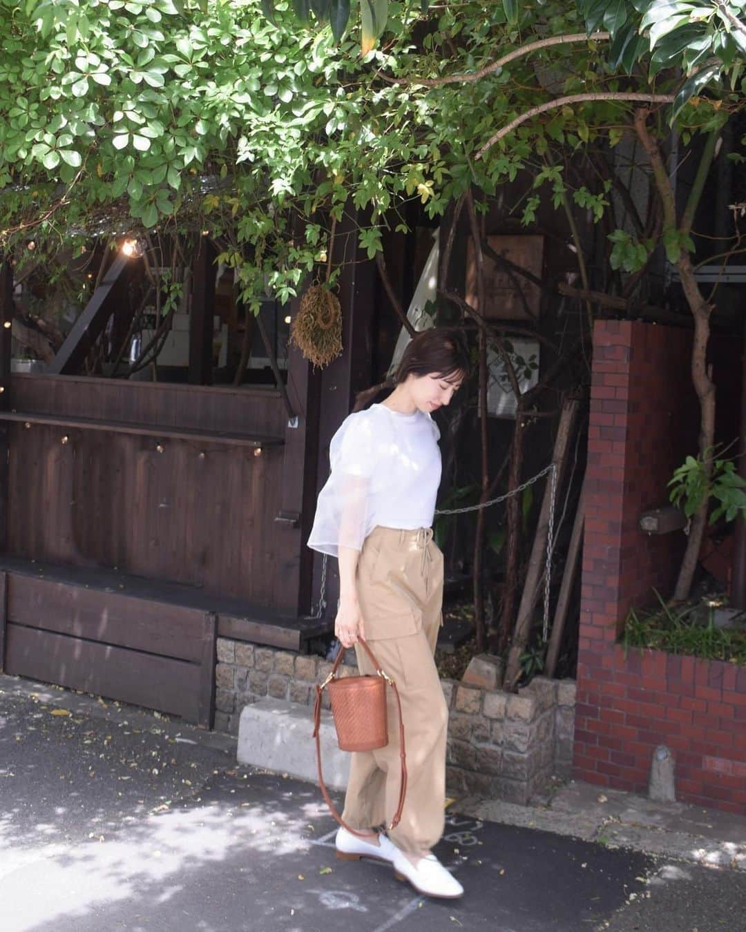 山﨑さおりさんのインスタグラム写真 - (山﨑さおりInstagram)「家族でまったり、毎日公園なgw〜🪄 bag🧺 @paris64world カゴバック素材のバケツバックは一目惚れ。  #paris64#muuootd  #meer_official#norc#odetteodile #ママコーデ#モノトーンコーデ#大人カジュアル#30代ママコーデ#170cmコーデ#OOTD」5月7日 13時00分 - saori_emunjewelry