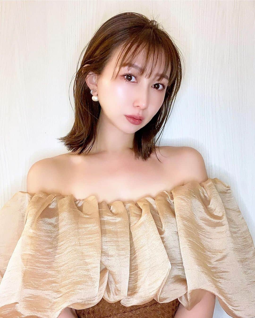 青木まりなのインスタグラム：「お気に入りのドレス🤎  お友達の結婚式ように 買ったよ☺️ @leja__official   昨日のRIZINの興奮が冷めませんが 余韻に浸りながら  今日は大切なお友達の結婚式なので お祝いしてきます♡♡♡     #結婚式 #結婚式お呼ばれ #結婚式コーデ  　　 　　 . . . 　　 #RIZIN #RIZINガール #RIZINガール2022 #ラウンドガール #ringgirl #キックボクシング #kickboxing #キックボクシング女子 #筋トレ女子 #筋トレ #トレーニング #ダイエット #training #diet #グラビア #グラビアアイドル #グラドル #ビジョビ #bijobi #gravure #guravureidol #偶像 #性感 #清秀 #性感 #美腿 #그라비아　#화보」