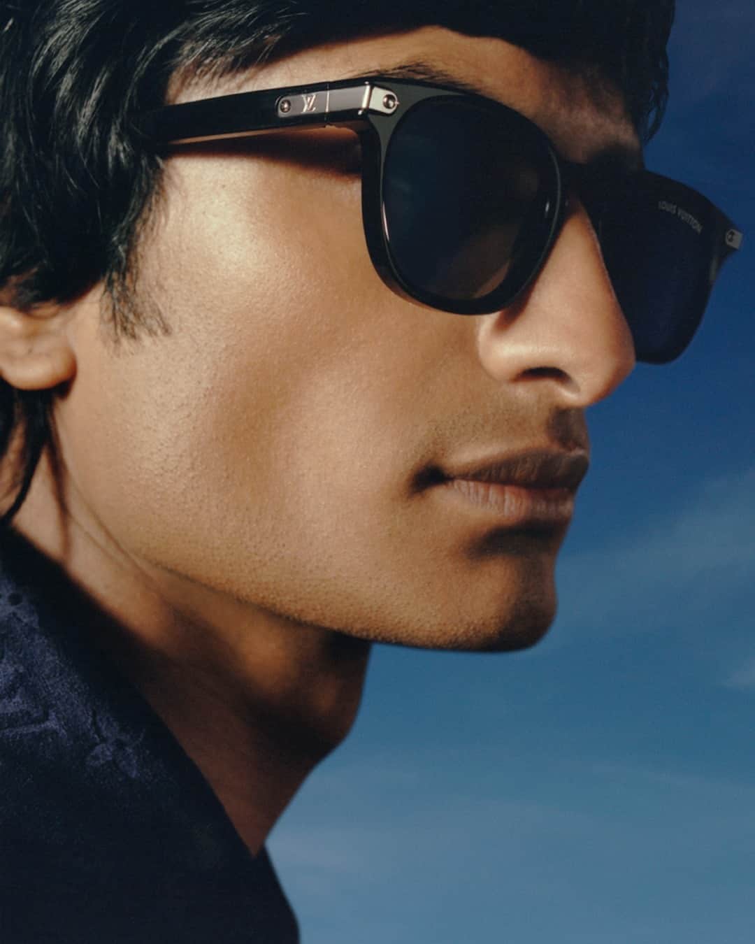 ルイ・ヴィトンさんのインスタグラム写真 - (ルイ・ヴィトンInstagram)「LV Signature Sunglasses. Captivating with a modern aesthetic and effortless elegance, #LouisVuitton's new sunglasses are accented by the Maison's initials. Discover the latest collection via link in bio.  #LVSunglasses #LVMen」5月8日 3時00分 - louisvuitton