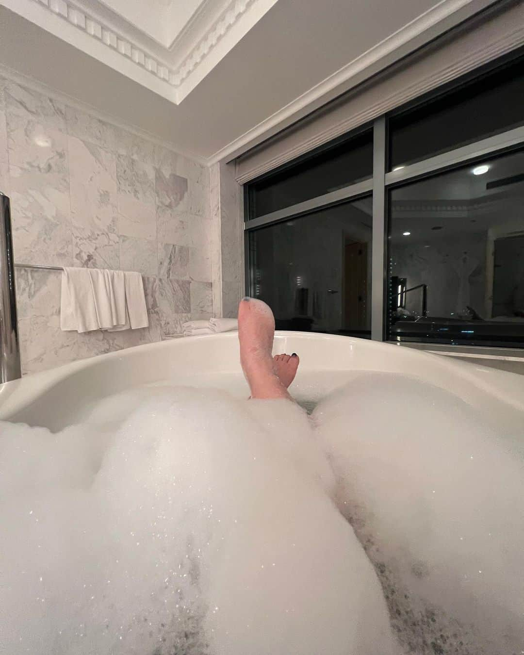 カリスマゆきちゃんさんのインスタグラム写真 - (カリスマゆきちゃんInstagram)「. . 🛁🩵  @hotelthemanhattan  @charisma.yukichan  __________________________ #Mybirthday #hotelthemanhattan  #ホテルザマンハッタン #バスルーム #泡風呂 #バスタブ」5月7日 13時06分 - charisma.yukichan