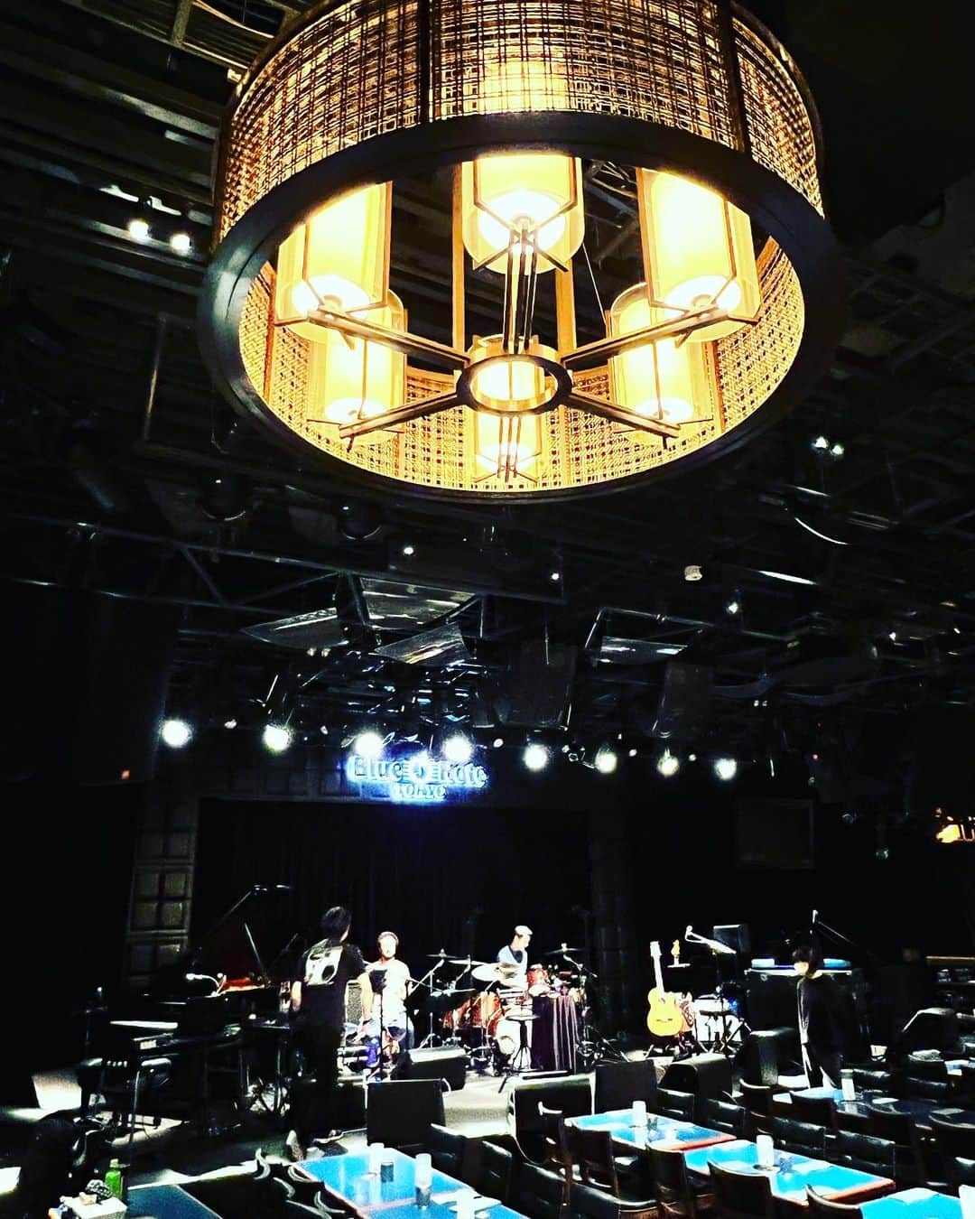 YURIのインスタグラム：「BLUENOTE SHOW#3&4🔥🔥🔥 ボサノバな春 ラバーズロックな夏 的な素敵な夜 ♥️🌺🌴 今夜はBluenoteらすと！  #久保田利伸 #YURI #유리 #가수 #일본  #artist #singer #songwriter #flutist」