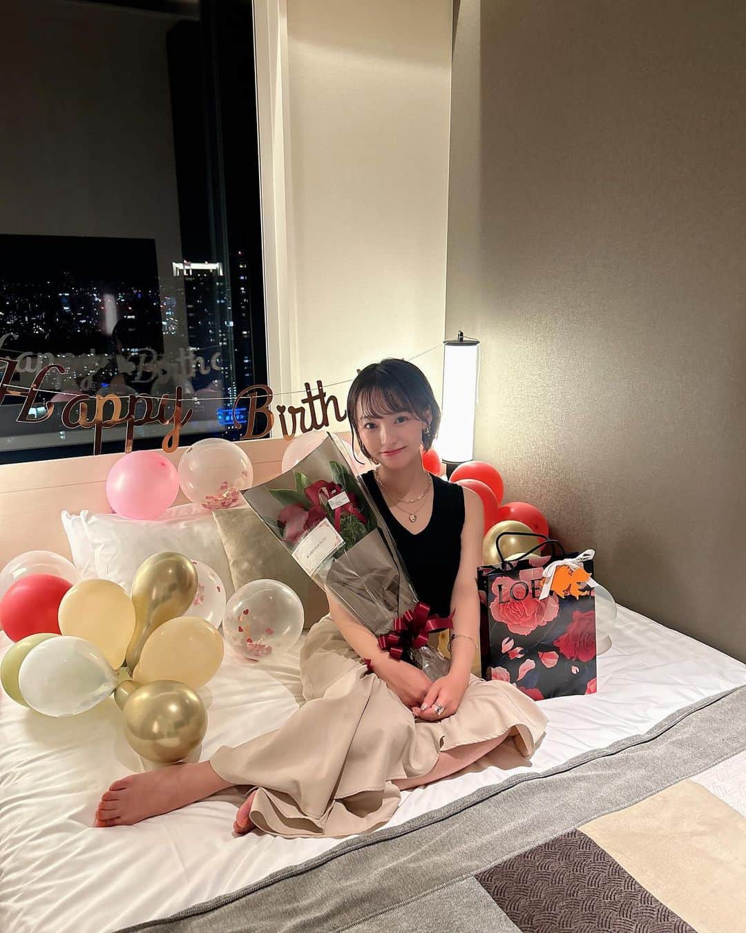 安原舞のインスタグラム：「⁡ ⁡ 5月6日で 26歳なりました🌹 ⁡ 色んな人にお祝いしてもらって 幸せなGWやった...✨ ⁡ ⁡ 今出来ることを全部やるをモットーに 26歳も頑張ります🫶🏻 ⁡ ⁡」
