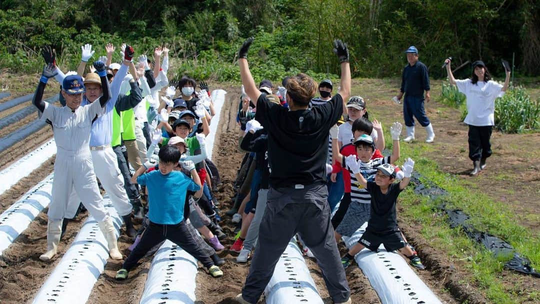 USAさんのインスタグラム写真 - (USAInstagram)「南大隅町で地元の子どもたちと種まきを行いました！  昨年に引き続き、鹿児島県の南大隅町にて「オドル野菜プロジェクト」としてエダマメの種まきと鹿児島と言えばのサツマイモの苗も植えました！  自分たちでまいた種や苗が成長し、それを収穫し、そして美味しくいただく。 感謝の気持ちとともに作物の美味しさに気づくことができ、より一層美味しく感じますよね！ ８月の収穫と収穫祭、楽しみだなぁ♪  @minamiosumi_official @minamiosumicho.to.watashi   #odorüyasai #オドル野菜 #オドル野菜プロジェクト #鹿児島 #鹿児島県 #南大隅町 #石畑町長 #町長 #エダマメ #えだまめ #サツマイモ #さつまいも #odorüedamame #odorüsatsumaimo #種まき #収穫 #収穫祭 #農業 #ダンス #融合 #自給自足 #dancearth #dancearthproject #smile #happy #ココロオドル #ChooChooTRAIN #南大隅と私」5月7日 13時16分 - exileusa_danceearth