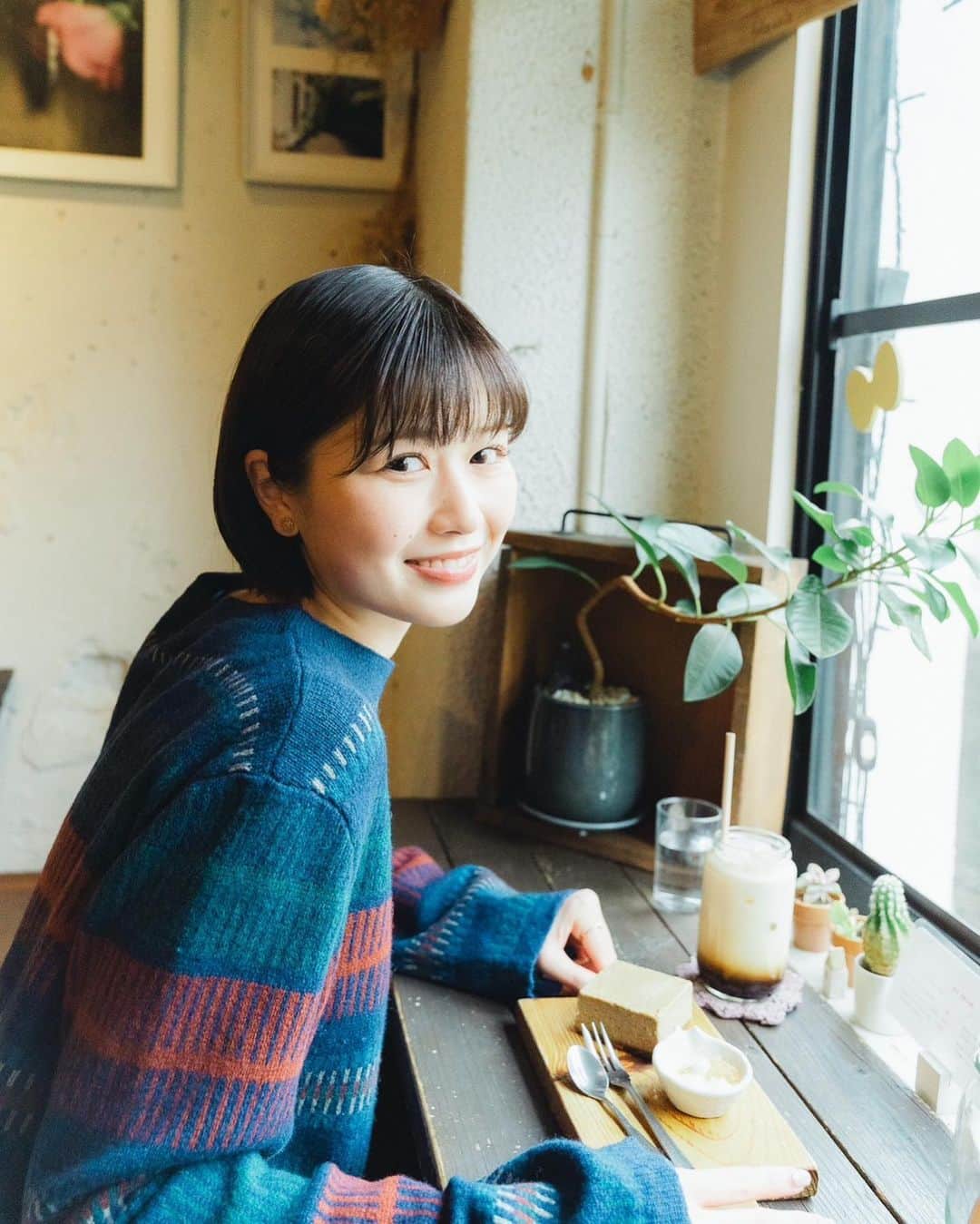 冴木柚葉さんのインスタグラム写真 - (冴木柚葉Instagram)「. 冬の写真⛄️  こじさんが撮ったオシャレ写真を私が載せる🫢笑 ほうじ茶チーズケーキ美味しかったなぁ🤤  📷 @koji_koji_gram__   #fetecafe  #フェテカフェ」5月7日 18時48分 - yuzuha_saeki