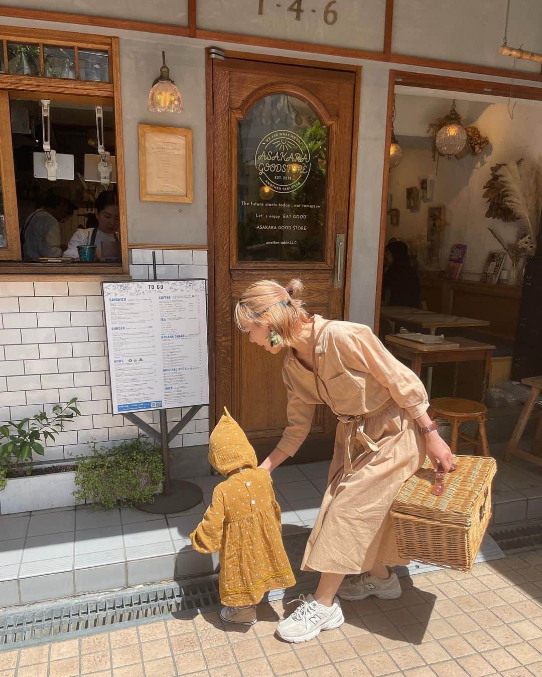 AYAさんのインスタグラム写真 - (AYAInstagram)「_ お店撮ってたらあたちも〜で 入ってくる小人(2枚目)  最後は肩がかゆい小人  #詩珠diary」5月7日 18時49分 - a.y.hana_12o6