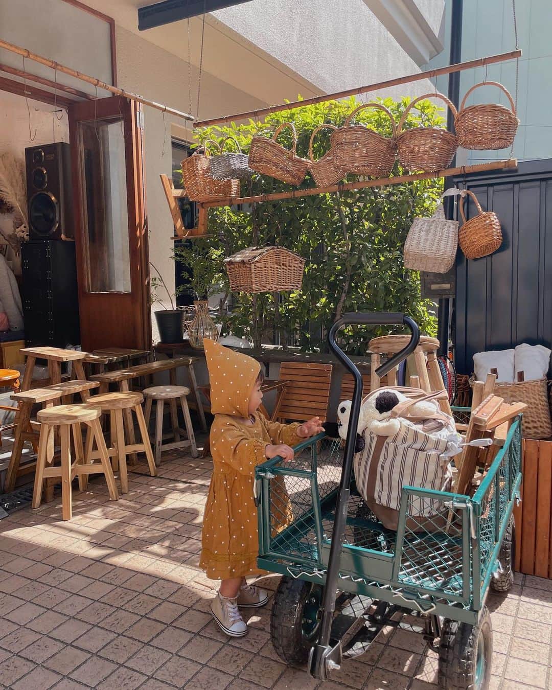 AYAさんのインスタグラム写真 - (AYAInstagram)「_ お店撮ってたらあたちも〜で 入ってくる小人(2枚目)  最後は肩がかゆい小人  #詩珠diary」5月7日 18時49分 - a.y.hana_12o6
