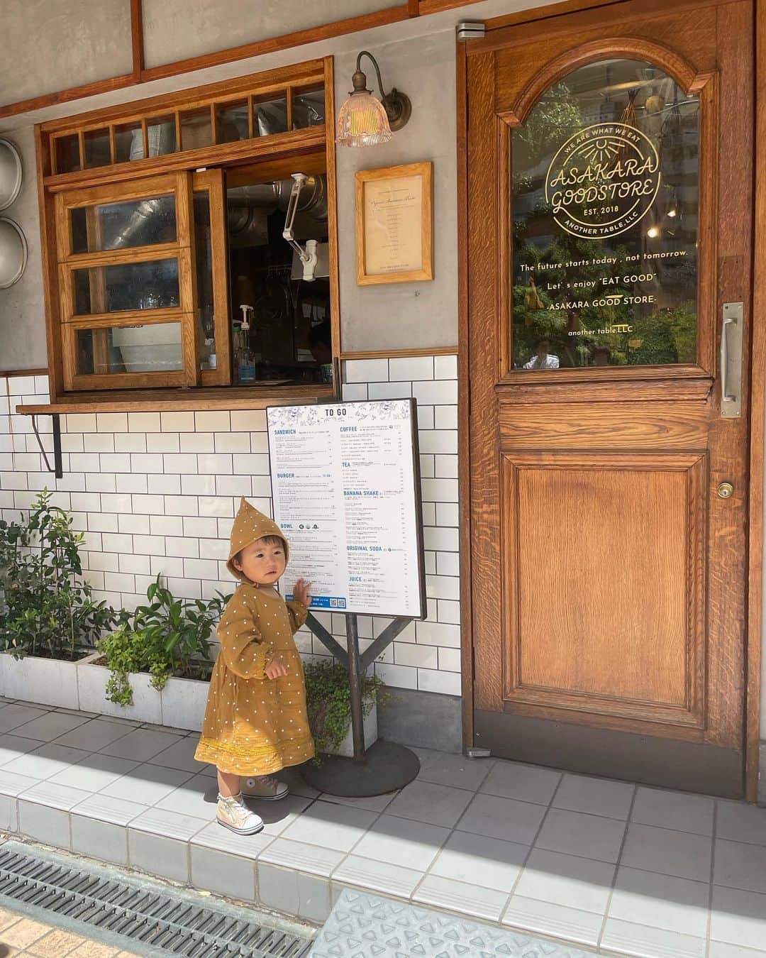AYAさんのインスタグラム写真 - (AYAInstagram)「_ お店撮ってたらあたちも〜で 入ってくる小人(2枚目)  最後は肩がかゆい小人  #詩珠diary」5月7日 18時49分 - a.y.hana_12o6