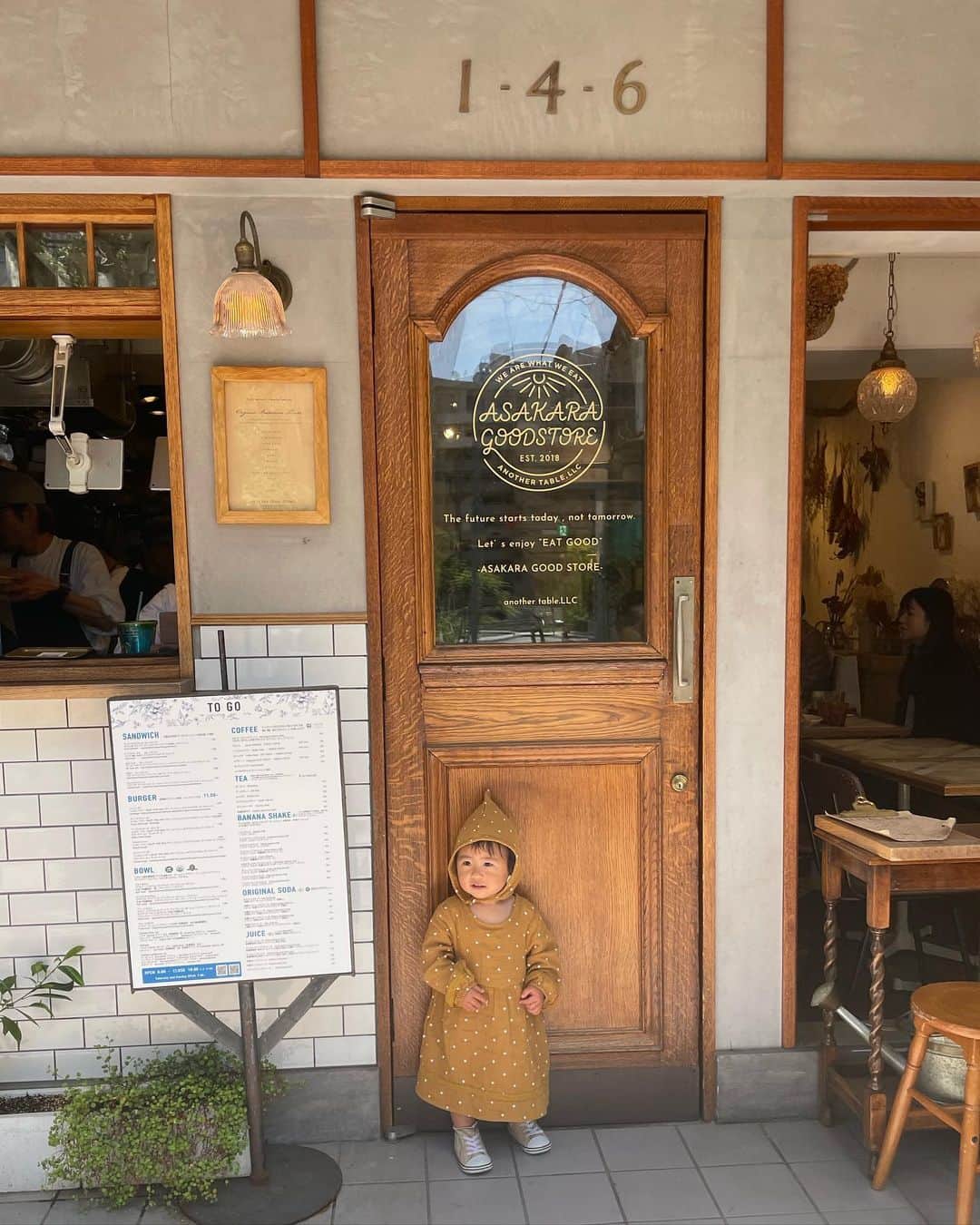 AYAさんのインスタグラム写真 - (AYAInstagram)「_ お店撮ってたらあたちも〜で 入ってくる小人(2枚目)  最後は肩がかゆい小人  #詩珠diary」5月7日 18時49分 - a.y.hana_12o6