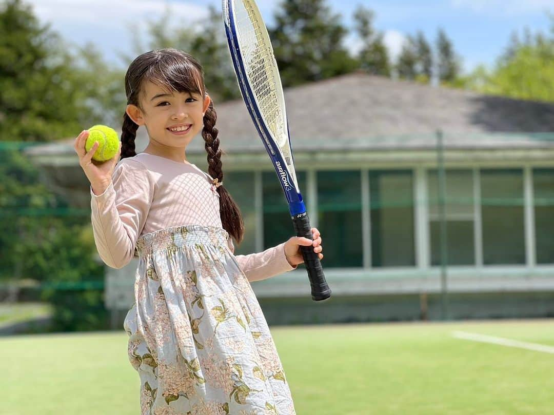 アレン明亜莉クレアのインスタグラム：「🎾  ダディとテニスをしたそうです！  2人とも未経験なので どんなテニスだったんだろ🤣  どうだったか聞くと 結構上手かったよ〜だけ😅  ラリーになったのかなー🤣  お気に入りのワンピースだったのに〜なぜテニスをする事になったのか…  ラケット左で持ったのかな〜  色々気になる🤣🤣🤣  #テニス #未経験者 #7歳 #アレン明亜莉クレア #めっちゃん #自由人」