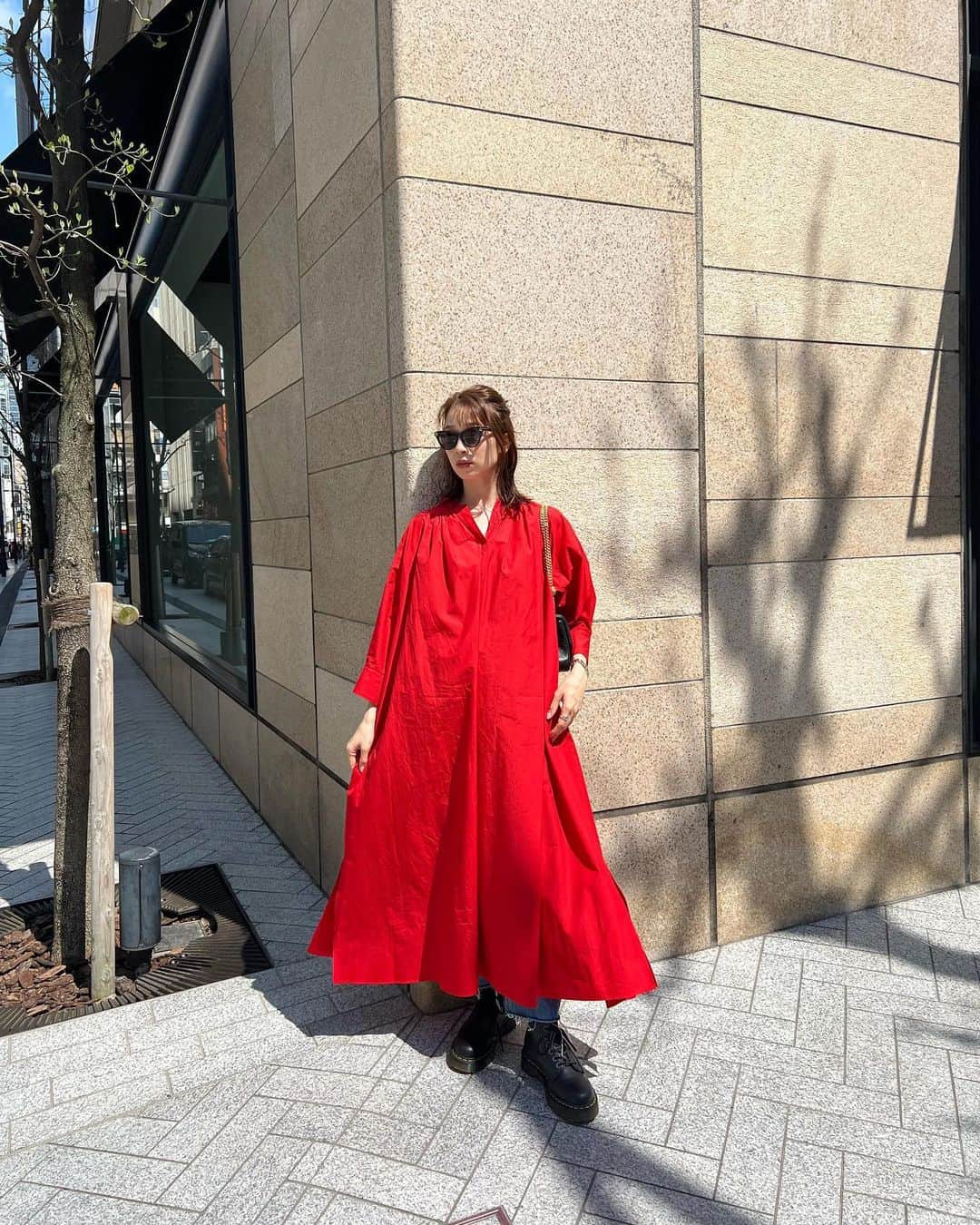 石井亜美さんのインスタグラム写真 - (石井亜美Instagram)「❤️  今日は雨降りのお天気でしたが！ 大好きな @lephil_official のワンピースを着た日！  一枚でも素敵なのですが、 裾からデニムを覗かせてスタイリングしてみました。  動くとふわっとなるシルエット、 そして真っ赤なカラーにテンション上がります😮‍💨🌹  先日、YouTubeにも、 LE PHILさんのお洋服を着回しした LOOK BOOKの動画をアップしたのですが、 お楽しみに頂けたでしょうか？😆  そんなLE PHILさん、 直近だと大阪でポップアップストアが！  5/19(金)-21(日)の3日間、大阪うめきたSHIPホールにて ご試着ポップアップストアを開催！ 2023 SUMMER COLLECTIONと一部先行予約アイテムをご試着していただけるとのこと☺️🤍  詳しくはLE PHIL アカウント @lephil_official  または公式サイトをチェックしてみてください📝　  #lephil #ルフィル」5月7日 18時43分 - ami_ishii_