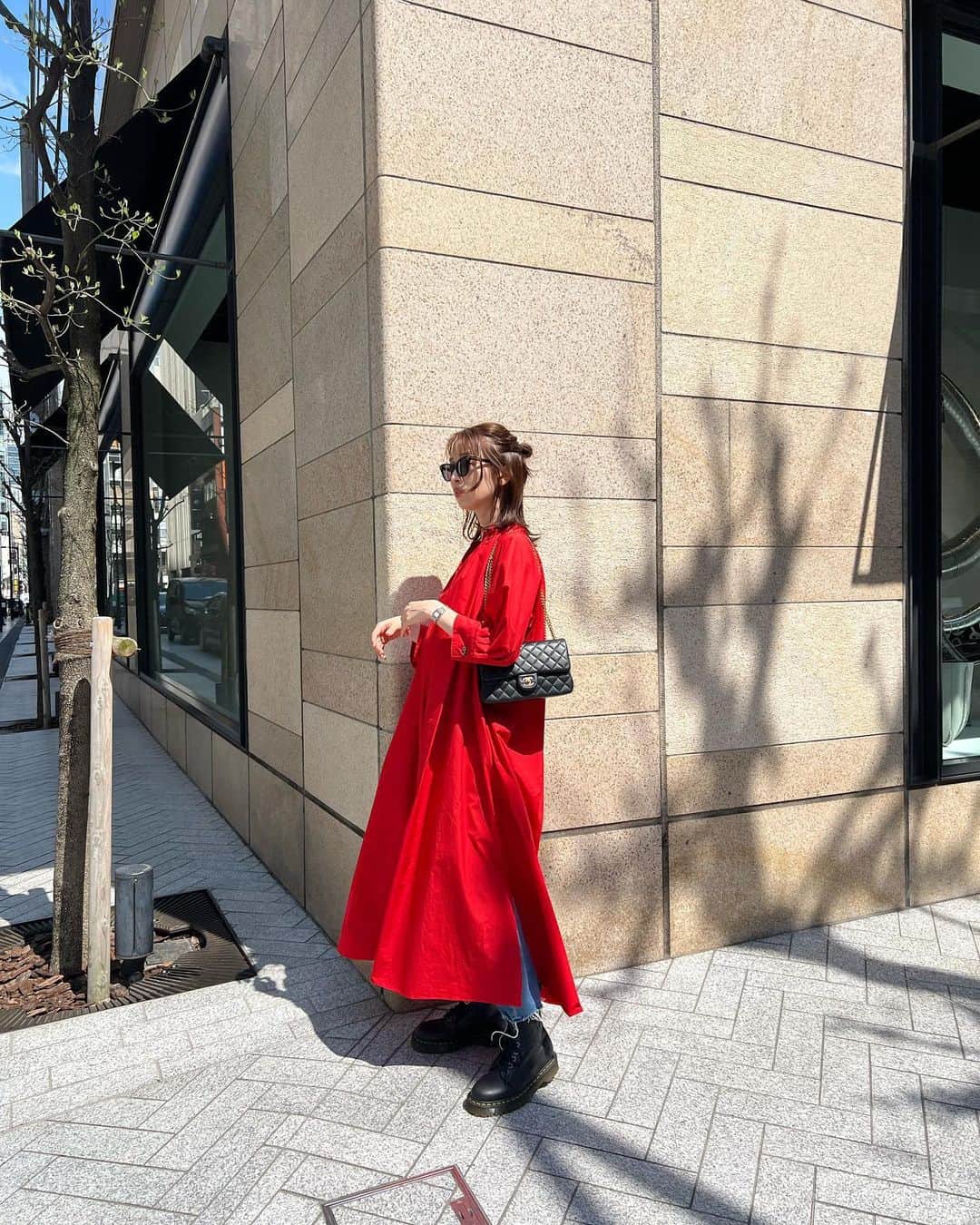 石井亜美さんのインスタグラム写真 - (石井亜美Instagram)「❤️  今日は雨降りのお天気でしたが！ 大好きな @lephil_official のワンピースを着た日！  一枚でも素敵なのですが、 裾からデニムを覗かせてスタイリングしてみました。  動くとふわっとなるシルエット、 そして真っ赤なカラーにテンション上がります😮‍💨🌹  先日、YouTubeにも、 LE PHILさんのお洋服を着回しした LOOK BOOKの動画をアップしたのですが、 お楽しみに頂けたでしょうか？😆  そんなLE PHILさん、 直近だと大阪でポップアップストアが！  5/19(金)-21(日)の3日間、大阪うめきたSHIPホールにて ご試着ポップアップストアを開催！ 2023 SUMMER COLLECTIONと一部先行予約アイテムをご試着していただけるとのこと☺️🤍  詳しくはLE PHIL アカウント @lephil_official  または公式サイトをチェックしてみてください📝　  #lephil #ルフィル」5月7日 18時43分 - ami_ishii_