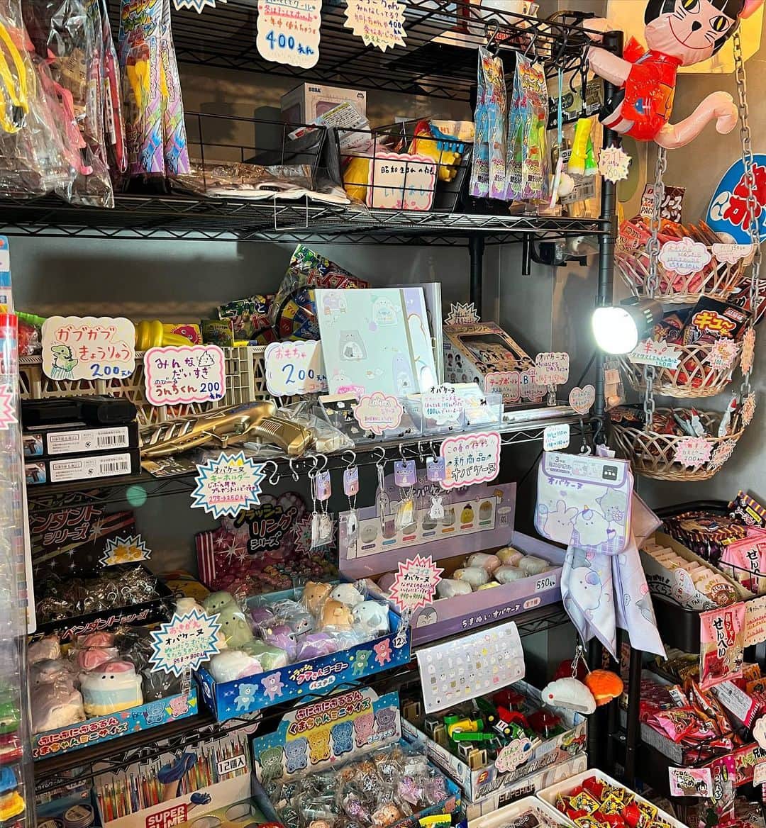 佐藤彩さんのインスタグラム写真 - (佐藤彩Instagram)「ねこ田商店🐈‍⬛  3月に東区にオープンした 駄菓子とおもちゃ、ソフトクリームのお店🍦  子どもたちの憩いの場として大人気🤗  200種類以上の駄菓子やおもちゃたちを見ていると、なんだか懐かしい気持ちになります☺️  ソフトクリームも美味しかったですし🍦  くじ引きも楽しめて、お祭りに行った気分にもなりますね！  こども店長、しゅうさん会えることもありますよ☺️  ●ねこ田商店 (@neco_ta7 ) 札幌市東区北47条東8丁目1-1  #ねこ田商店 #札幌 #駄菓子屋さん #くじ引き#札幌ソフトクリーム #HBCラジオ #朝刊さくらい #彩の街角ネクストフォーカス でご紹介」5月7日 13時25分 - hbc_ayasato