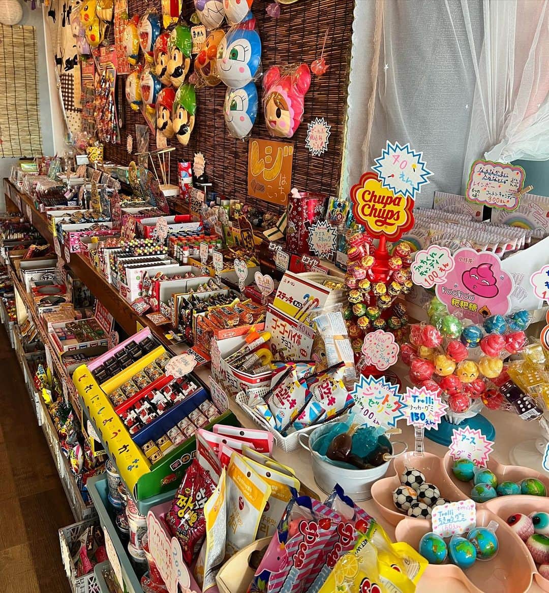 佐藤彩さんのインスタグラム写真 - (佐藤彩Instagram)「ねこ田商店🐈‍⬛  3月に東区にオープンした 駄菓子とおもちゃ、ソフトクリームのお店🍦  子どもたちの憩いの場として大人気🤗  200種類以上の駄菓子やおもちゃたちを見ていると、なんだか懐かしい気持ちになります☺️  ソフトクリームも美味しかったですし🍦  くじ引きも楽しめて、お祭りに行った気分にもなりますね！  こども店長、しゅうさん会えることもありますよ☺️  ●ねこ田商店 (@neco_ta7 ) 札幌市東区北47条東8丁目1-1  #ねこ田商店 #札幌 #駄菓子屋さん #くじ引き#札幌ソフトクリーム #HBCラジオ #朝刊さくらい #彩の街角ネクストフォーカス でご紹介」5月7日 13時25分 - hbc_ayasato