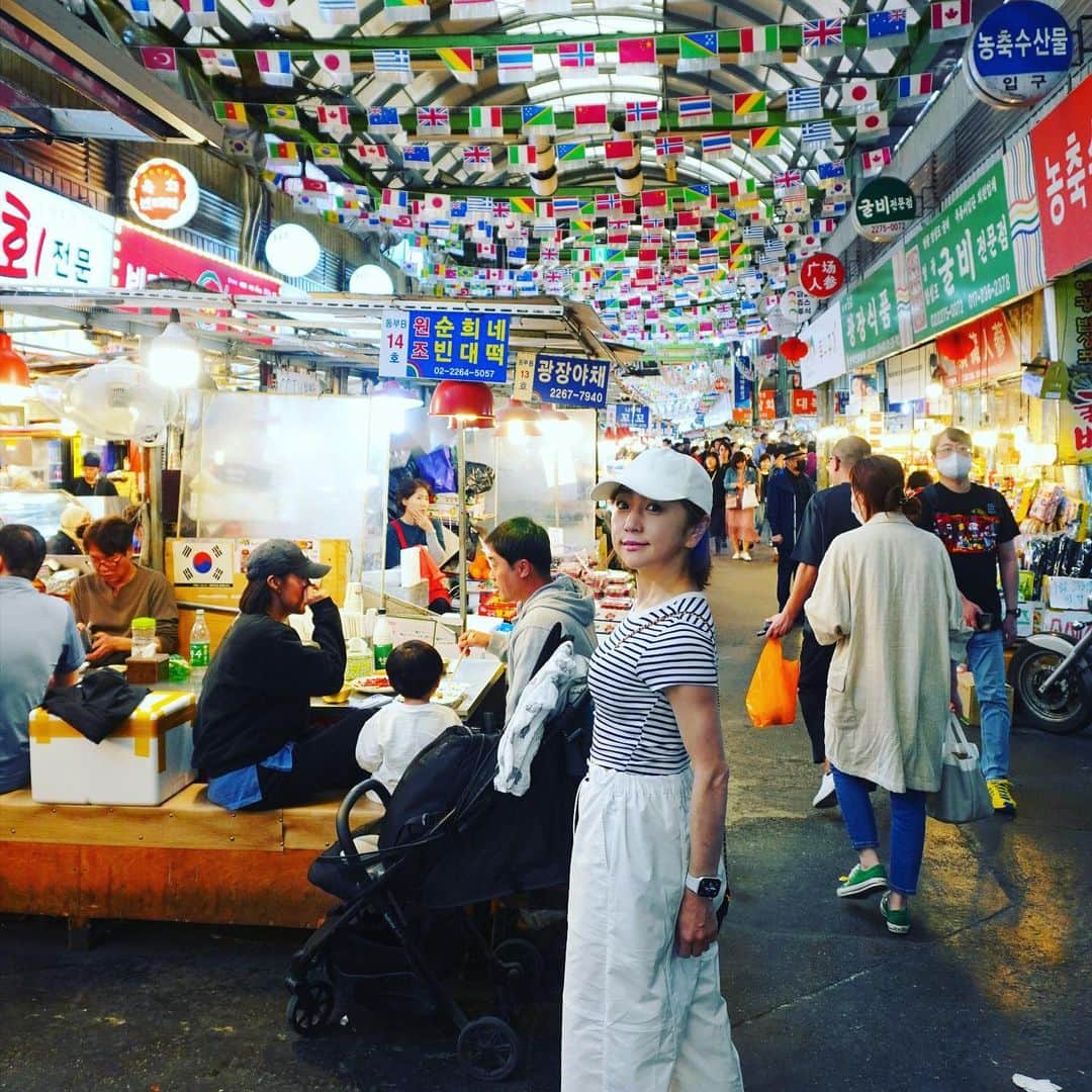 のインスタグラム：「韓国旅行④カンジャン市場  オススメと聞いた 【スニネピンデトッ】 +82 2-2268-0432 https://g.co/kgs/T3Fx7P  動いてるタコとユッケとチヂミ 最高でした😍 マッコリのボトル振ったら吹き出してビックリ❗️😵  5軒はしごしたけど3軒しか記憶にない…🥹 チャミスルとマッコリってコワイ🥹  #広蔵市場 #広蔵市場グルメ  #スニネピンデトッ  #韓国グルメ #マッコリ」