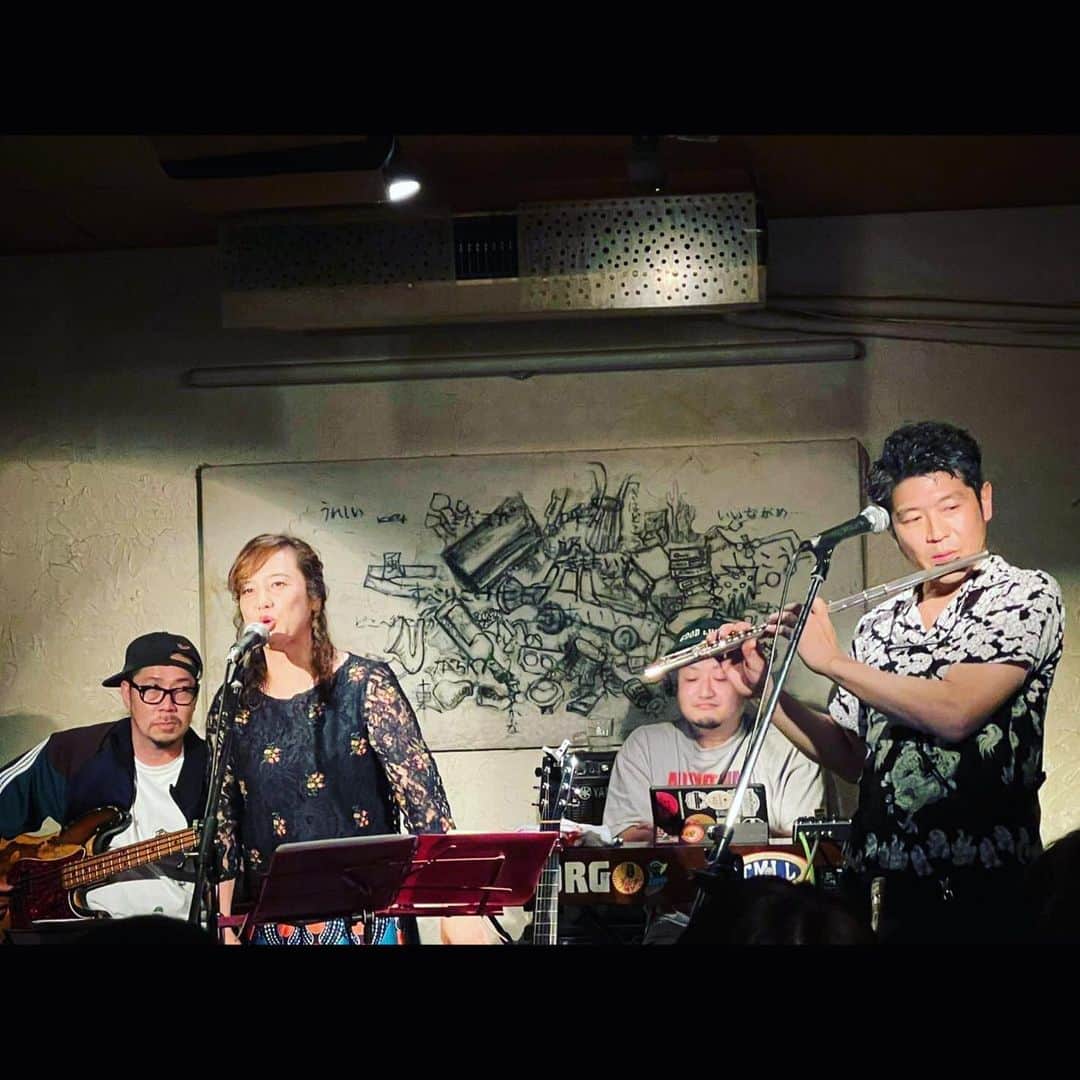 MONKYのインスタグラム：「一昨日は京都わからん屋にて、ボーカルに川口真由美さんを迎えたJam Spot！  もうめっちゃめちゃPEACEな盛り上がりで大盛況ありがとうございました♬  いい夜だったなぁ。  真由美さんとは色々と楽しいコラボできそうで今後も楽しみ。  出会えた皆さん、ありがとうございました♬  #jamspot」