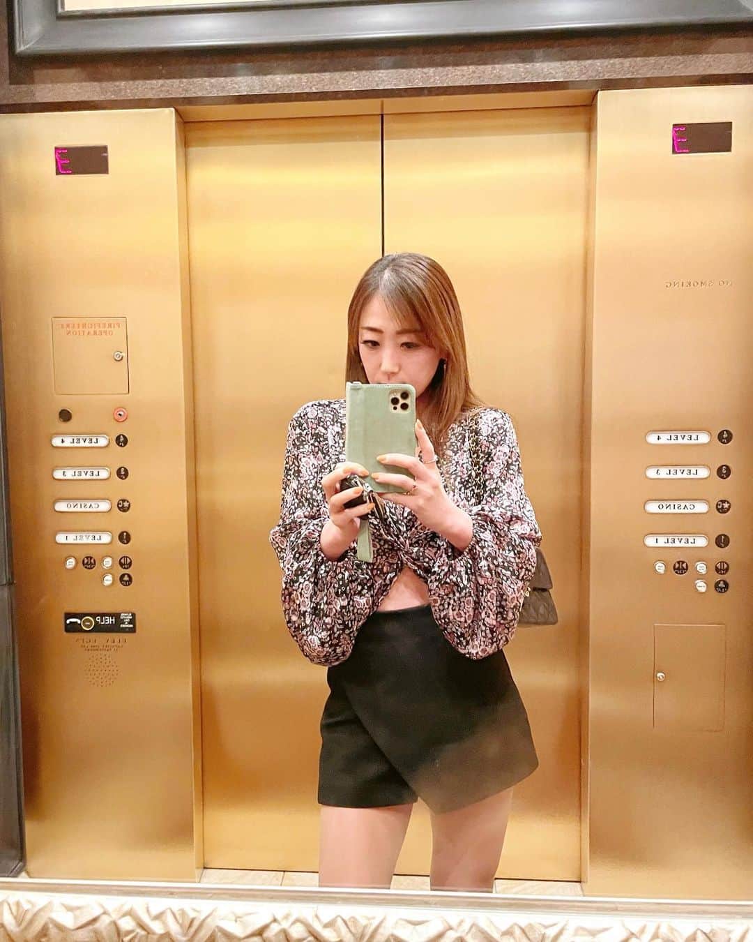 のインスタグラム：「I had such a good dinner with Sophia @lovesophiasong  I forgot to take picture with her so I took picture at Wynn hotel Gold elevator at Wynn😂 お友達とご飯したんですが、写真撮り忘れたから、縁起が良さそうなゴールドのエレベーターで写真撮りました🤣🛗🤣 @wynnlasvegas  #wynnlasvegas」