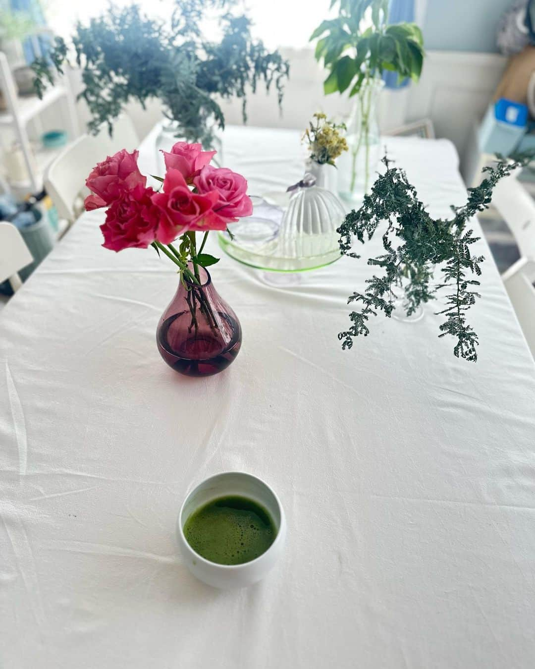 福田淳子さんのインスタグラム写真 - (福田淳子Instagram)「こどもの日には柏餅食べて、菖蒲湯に入りました。  こどもの日に小学生には子供会からお菓子の詰め合わせをもらった記憶が。そして、お風呂では菖蒲を頭に巻かれた記憶が。「こうすると頭が良くなるのよ」と祖母に毎年言われておりました。それが効いてないのか、効いての今なのかは不明ですが、こどもの日の度に思い出します。  ずっと忙しくて、駆け抜けた感じなので残りの連休はゆるり（ある意味だらり）過ごします。  #日々のこと」5月7日 13時26分 - junjunfukuda