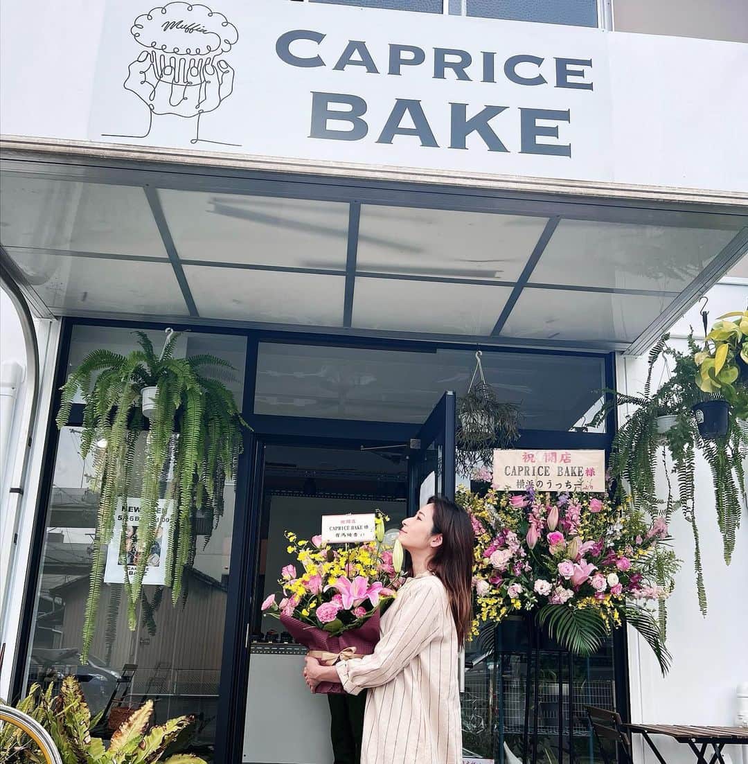 有馬綾香のインスタグラム：「@caprice_bake  お友達が名古屋でマフィン屋さんをオープンしました！！  昨日のオープン日は14:00頃に売り切れてたのでお昼までには行った方が良いかもです😌  ぱんは甘いものが苦手なんですが 甘さ控えめのものもあったし、  ミートパイやキノコやツナが入ってるもの、ジャーマンポテトなどなど惣菜系もあってどれも美味しかった🥺！！  可愛くてお洒落なのでぜひー！！！」