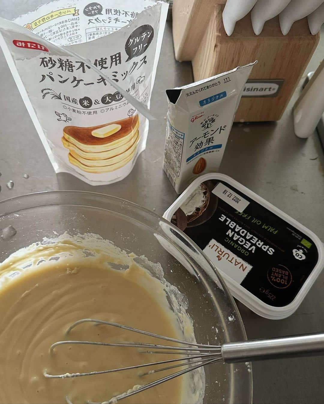 齊藤澪菜さんのインスタグラム写真 - (齊藤澪菜Instagram)「GW最終日なので、念願の鉄のフライパンでパンケーキを焼いてみた。この鉄のフライパンについてはまたしっかり書きたい。  今回は意識が高いので、砂糖不使用でグルテンフリーのパンケーキミックスに、アーモンドミルクで作った。怖いくらい美味しい。  それと鉄のフライパンで焼くと、こんなに外サクッと、中ふわふわになるものなのね、、、怖い。すごい怖い。  え〜実家を出てから初めてパンケーキを焼いたけど、こんなに幸せになれるなら、朝から人を呼んで焼いてあげたい。凄い。おいしーーーーーー！！！！！」5月7日 13時29分 - rena62s