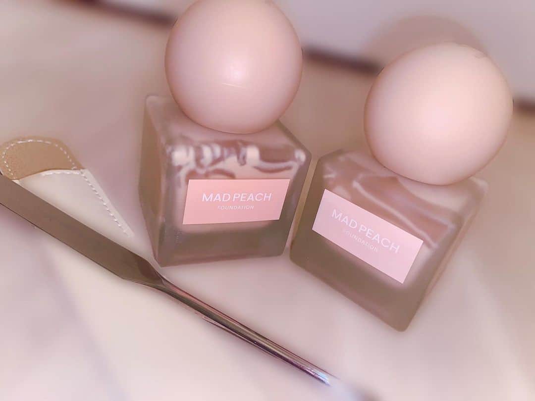 石原美沙紀のインスタグラム：「愛用コスメ紹介💄  @madpeach_official_jp  さんのスパチュラ専用ファンデーション🩶 マッドピーチさんから頂いて最近はずっと愛用しています❗️♩  スパチュラでファンデーション塗るのって難しいのかな？と思っていたけどすごく簡単でびっくり😳✩  さっと塗ってスポンジで馴染ませたら薄づきに綺麗にファンデがのるから、崩れにくかった🥰  ファンデとるときにスパチュラのおかげで分量がとてもいい感じに調節されているのもあるんだなきっと！  プライマーも潤いあってツヤ肌になれるのと使い心地がすごくお気に入り✩︎⡱  #madpeach #スパチュラ #데일리　#셀카　#일본　#친구해요 #instagood #instalike #instafashion #japanesegirl #cute  #アイドル  #selfie #followme #likeforlikes  #japanese #メイク #フォローミー　#follow #モデル #推し#コスメ紹介 #韓国コスメ　#pr #ファンデーション」